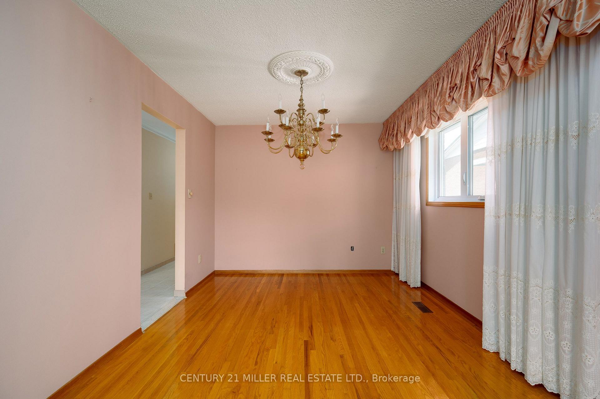 Photo 7 of 3478 Palgrave Road, Mississauga, Fairview — HOMEH