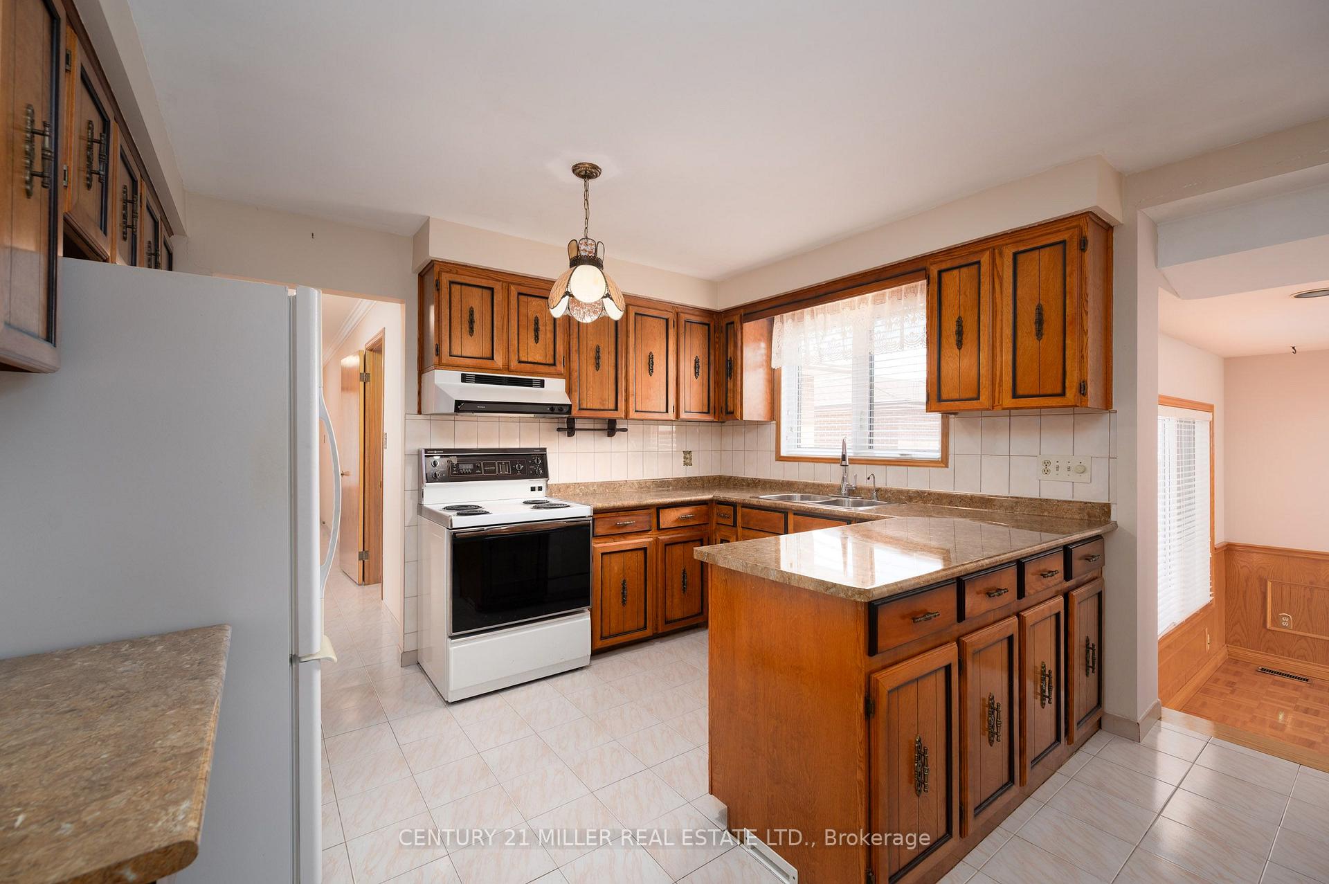 Photo 8 of 3478 Palgrave Road, Mississauga, Fairview — HOMEH