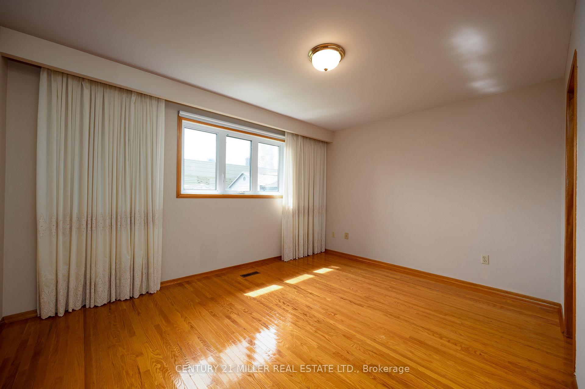 Photo 15 of 3478 Palgrave Road, Mississauga, Fairview — HOMEH