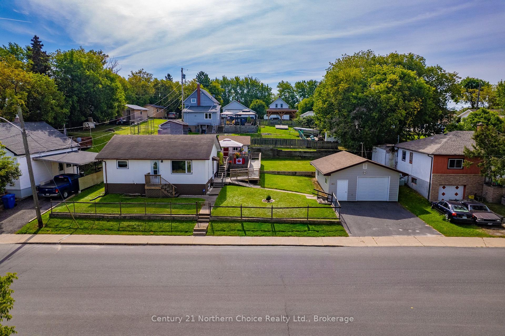 Photo 1 of 811 Fourth Street N, Kenora, North End — HOMEH