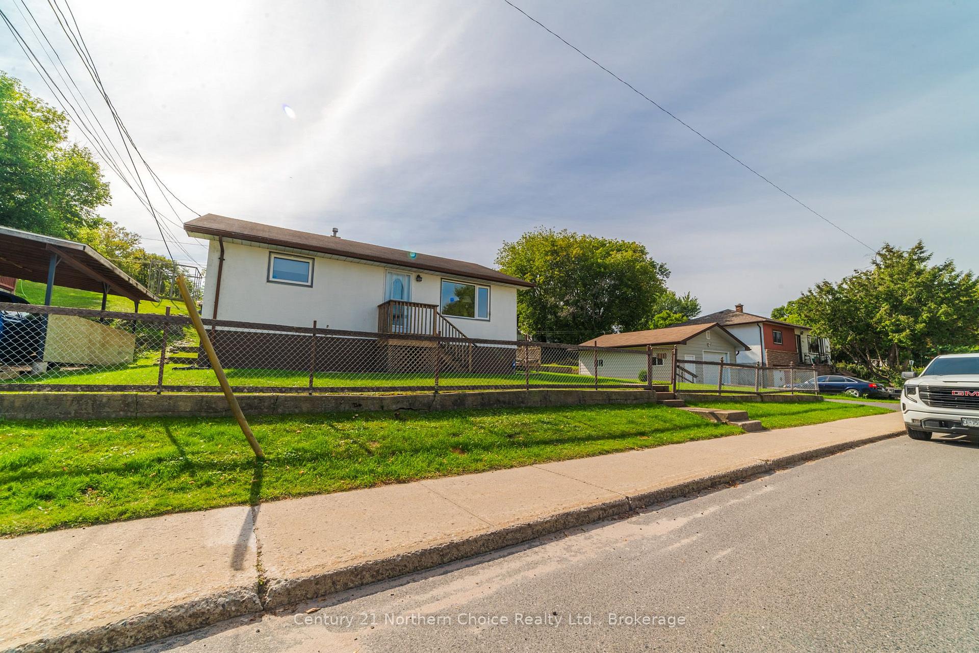 Photo 4 of 811 Fourth Street N, Kenora, North End — HOMEH