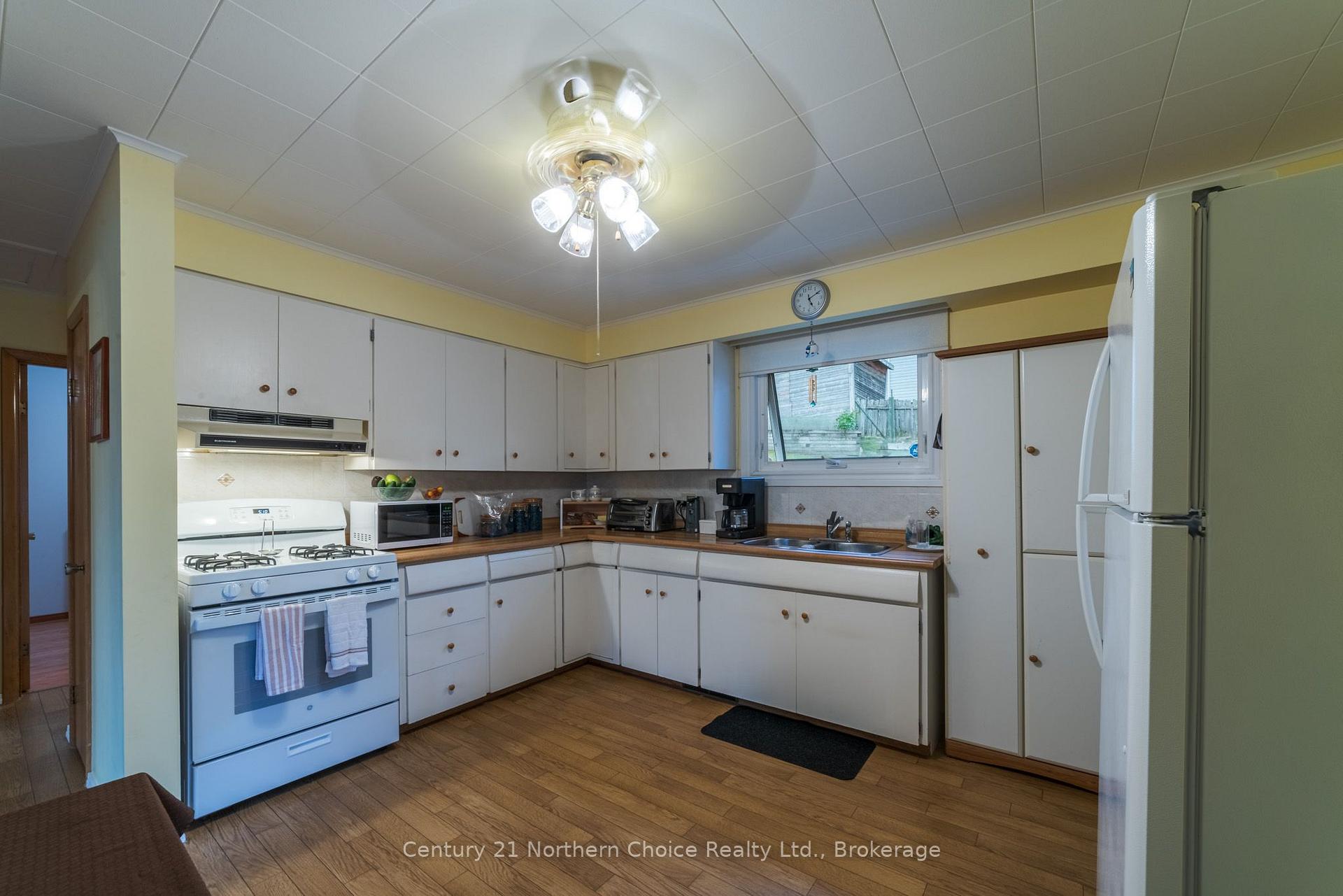 Photo 11 of 811 Fourth Street N, Kenora, North End — HOMEH