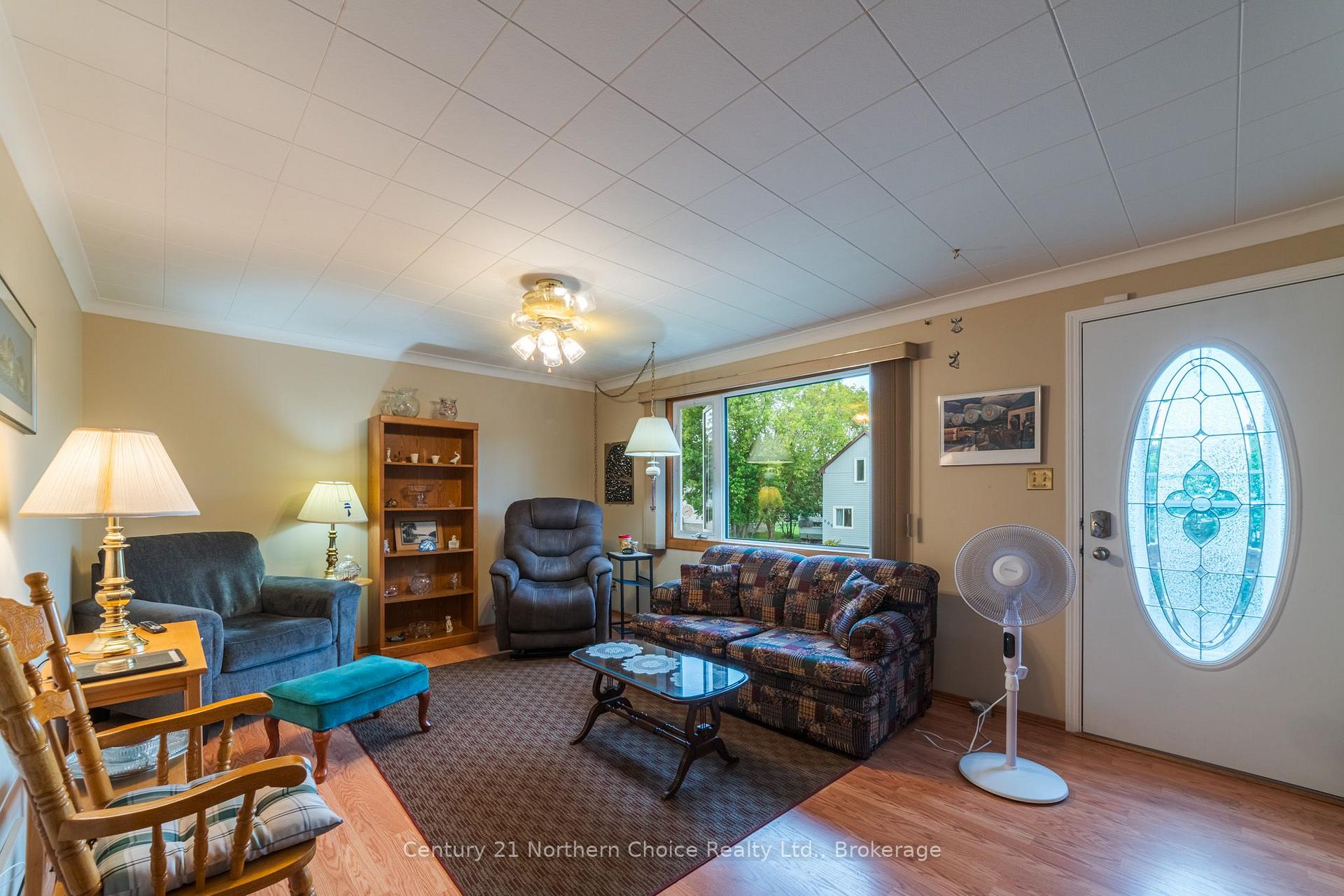 Photo 3 of 811 Fourth Street N, Kenora, North End — HOMEH