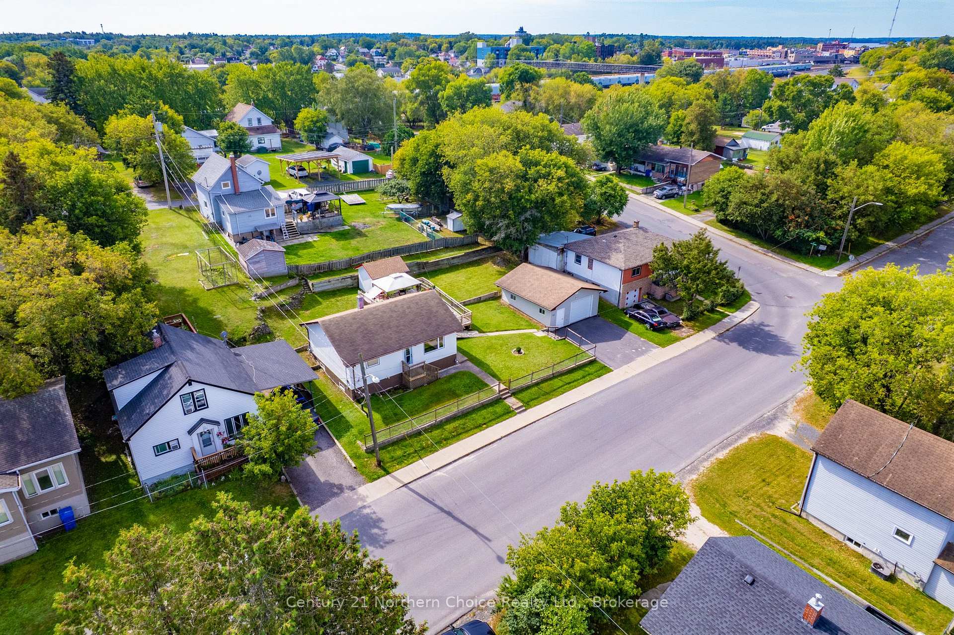 Photo 34 of 811 Fourth Street N, Kenora, North End — HOMEH
