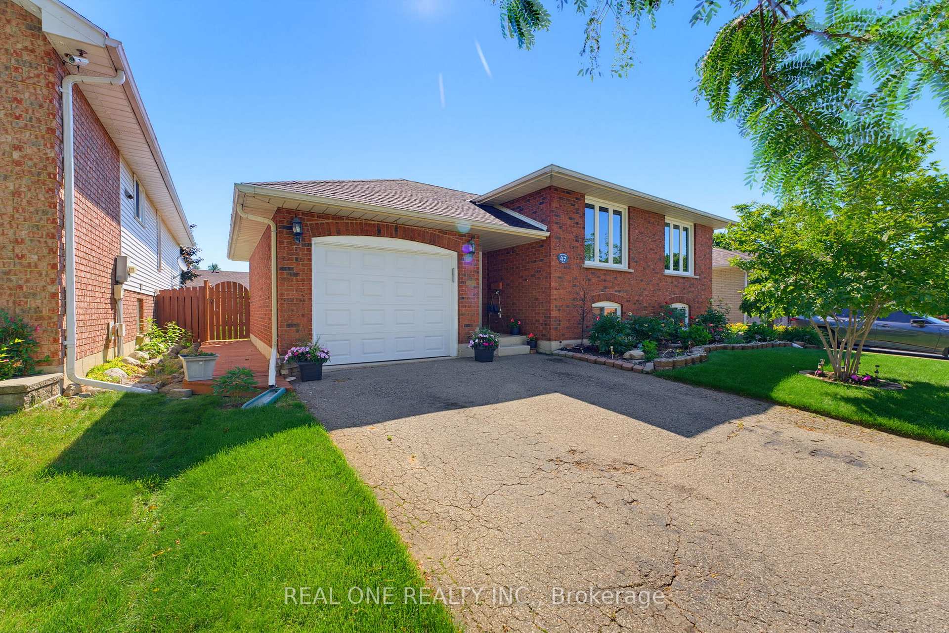 Photo 3 of 47 Trillium Way, Brantford, Fairview - Brantford — HOMEH