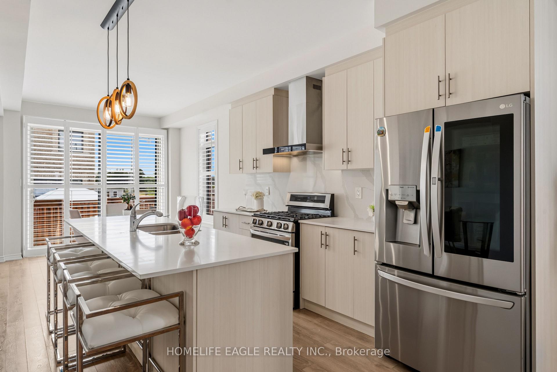 Photo 8 of 20 Viola Street, East Gwillimbury, Sharon — HOMEH
