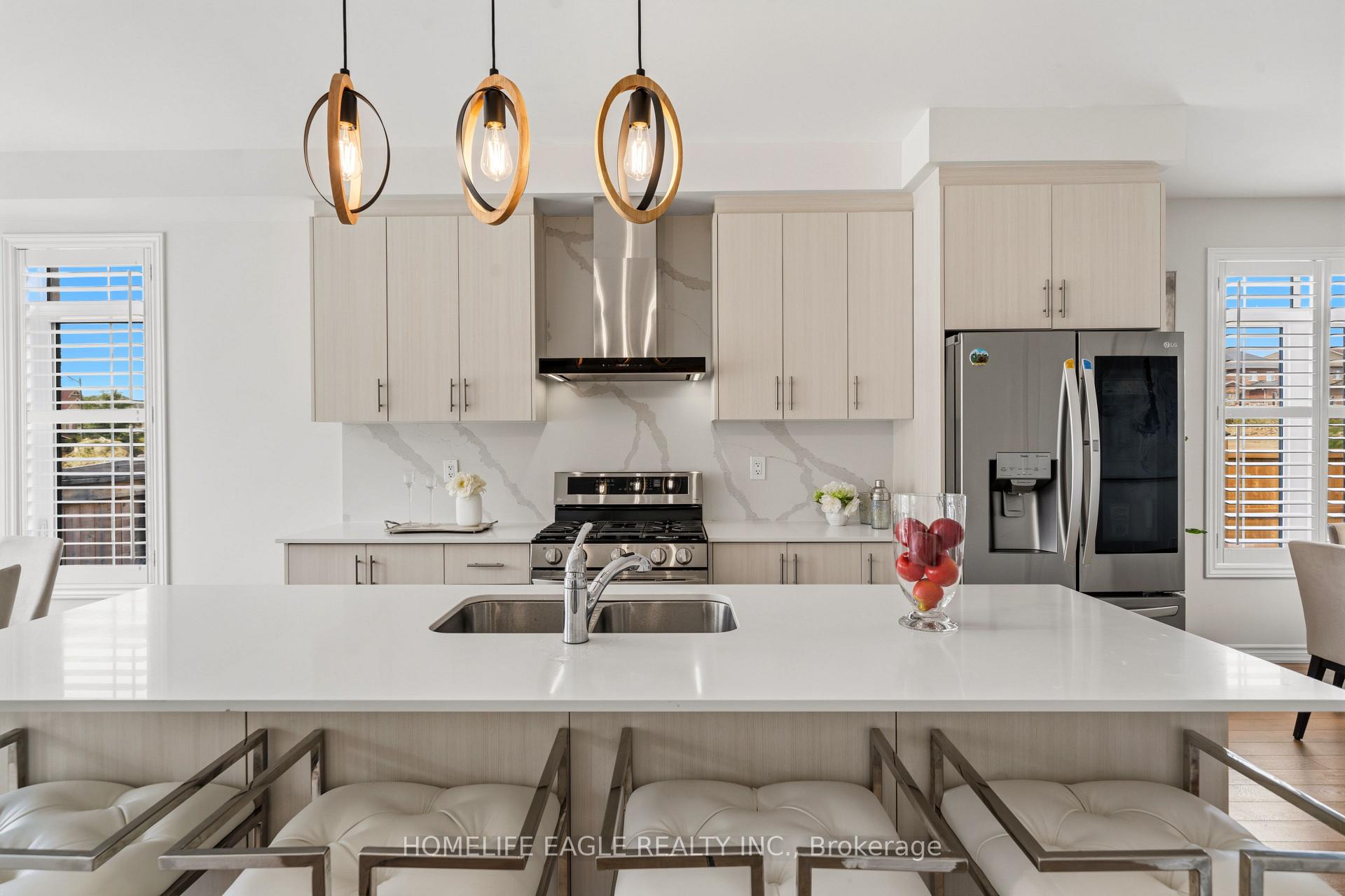 Photo 9 of 20 Viola Street, East Gwillimbury, Sharon — HOMEH