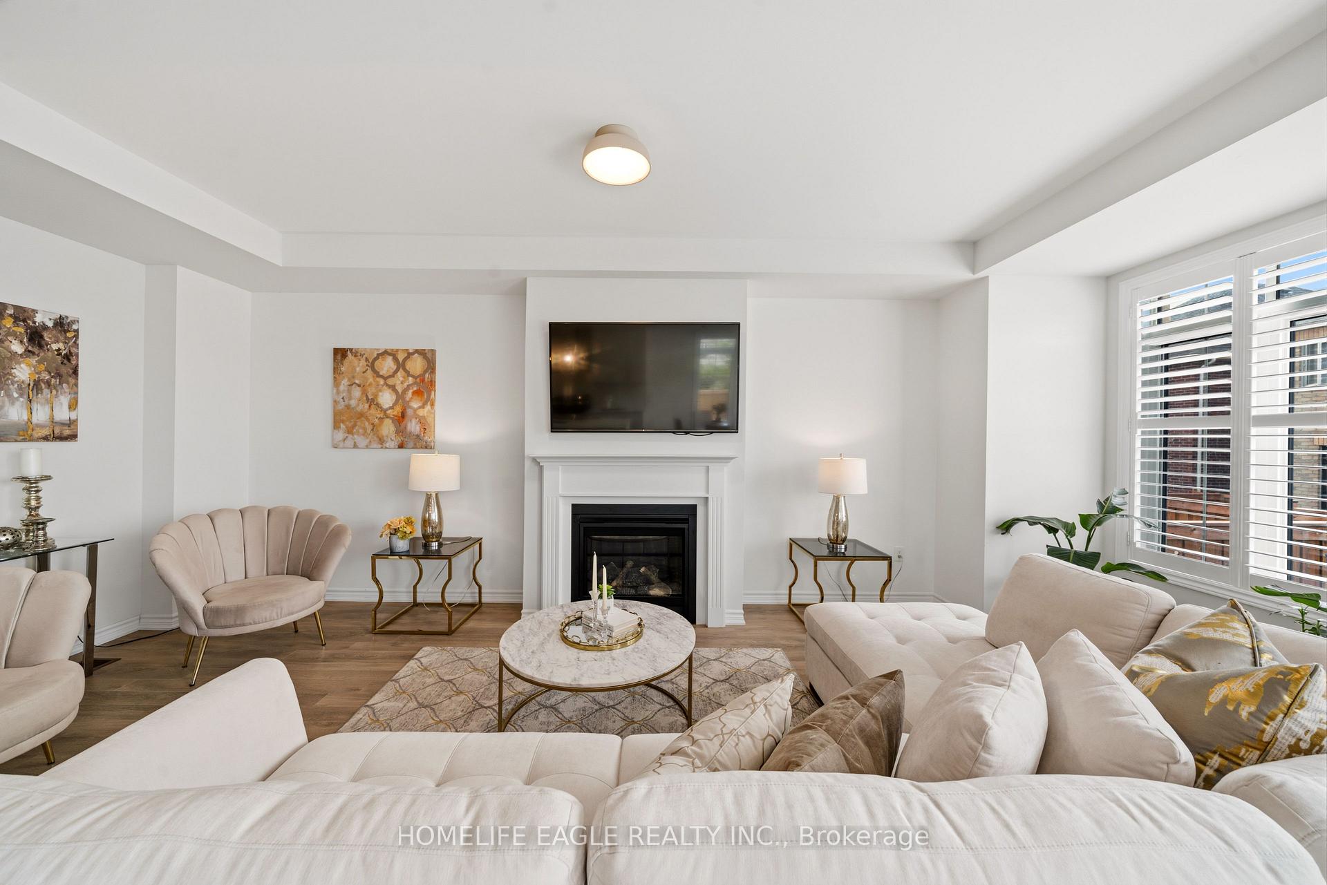 Photo 12 of 20 Viola Street, East Gwillimbury, Sharon — HOMEH