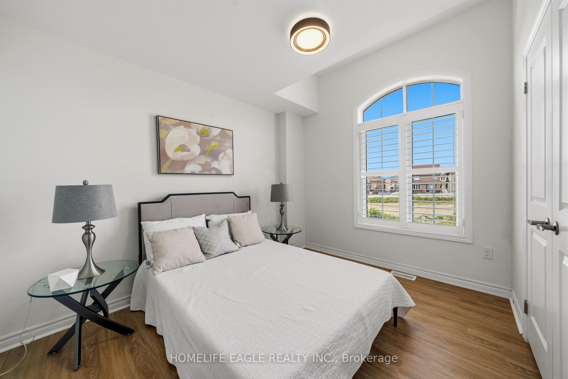 Photo 23 of 20 Viola Street, East Gwillimbury, Sharon — HOMEH