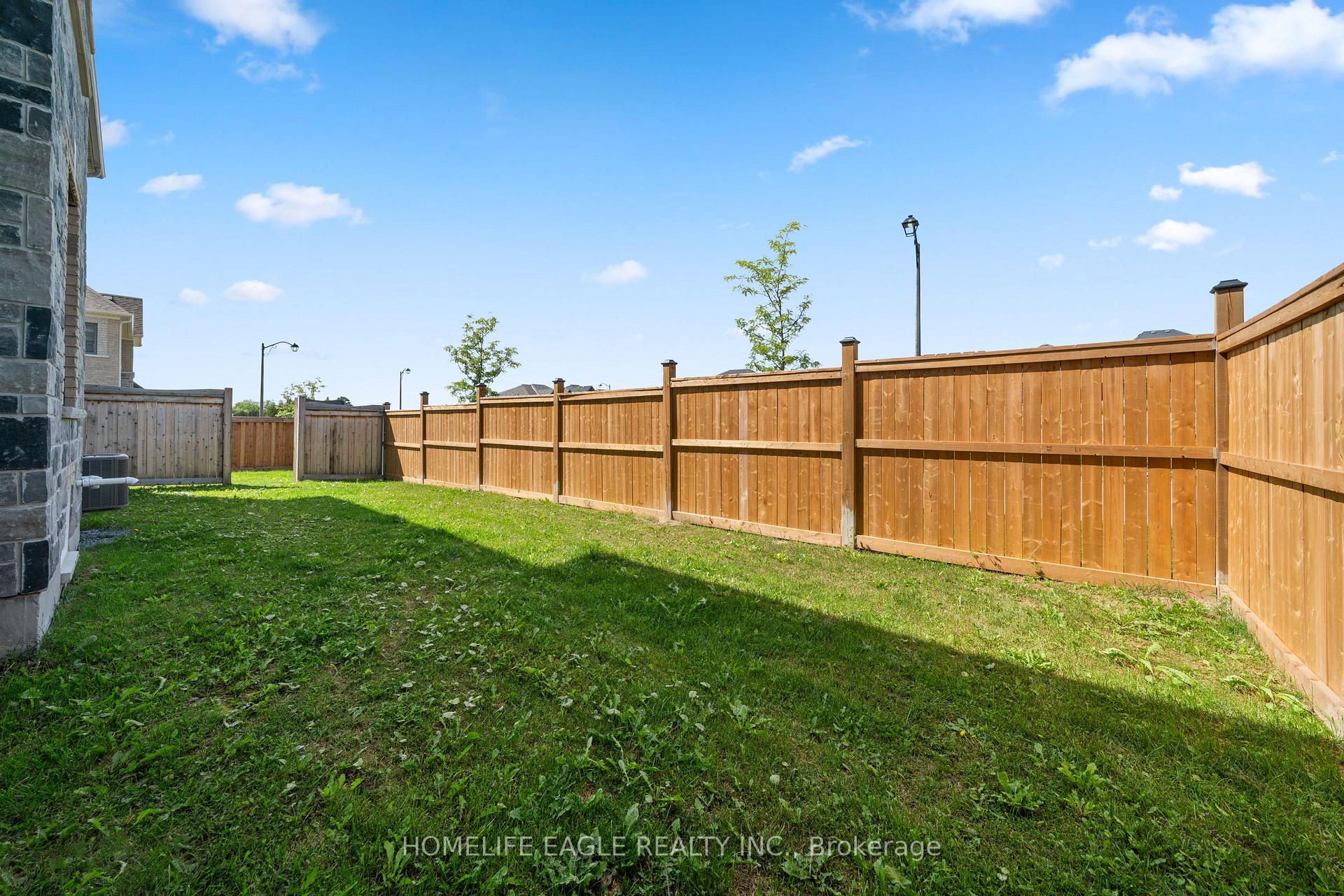 Photo 32 of 20 Viola Street, East Gwillimbury, Sharon — HOMEH
