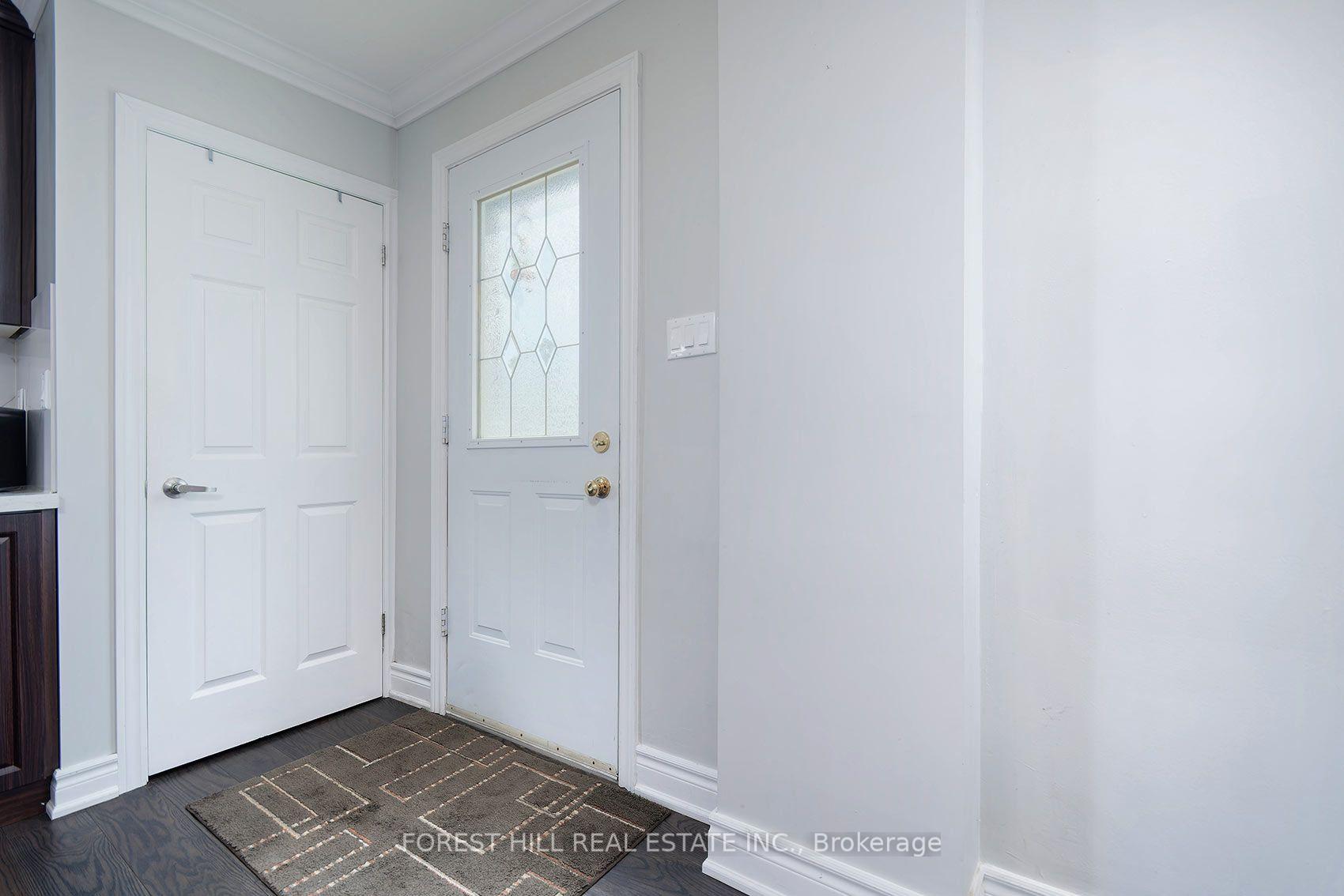 Photo 3 of 32 Stamford Square N, Scarborough, Clairlea-Birchmount — HOMEH