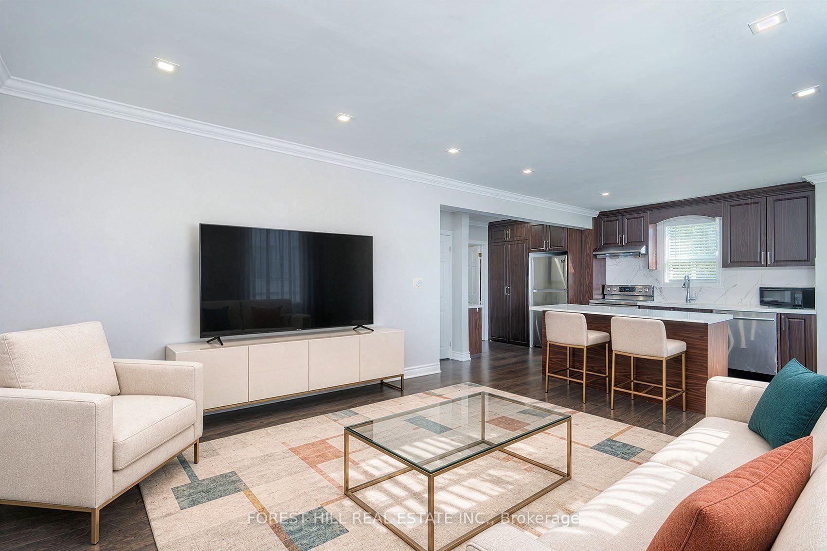 Photo 4 of 32 Stamford Square N, Scarborough, Clairlea-Birchmount — HOMEH