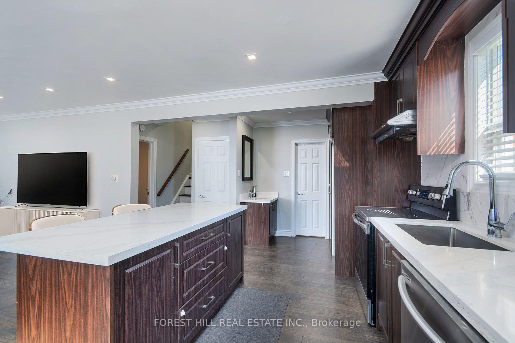 Photo 8 of 32 Stamford Square N, Scarborough, Clairlea-Birchmount — HOMEH