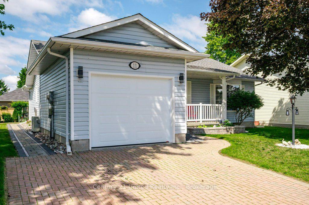 Photo 3 of 11 Algonquin Trail, Clarington, Bowmanville — HOMEH