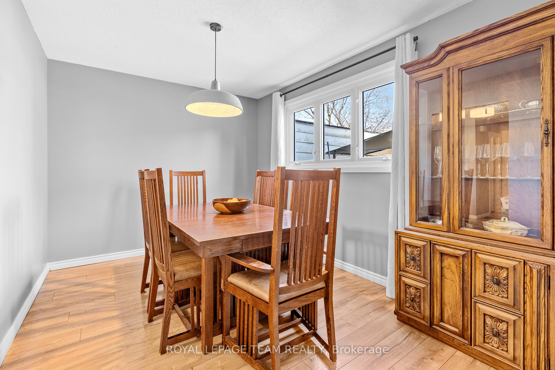 Photo 10 of 25 Grady Crescent, Ottawa, Sheahan Estates/Trend Village — HOMEH