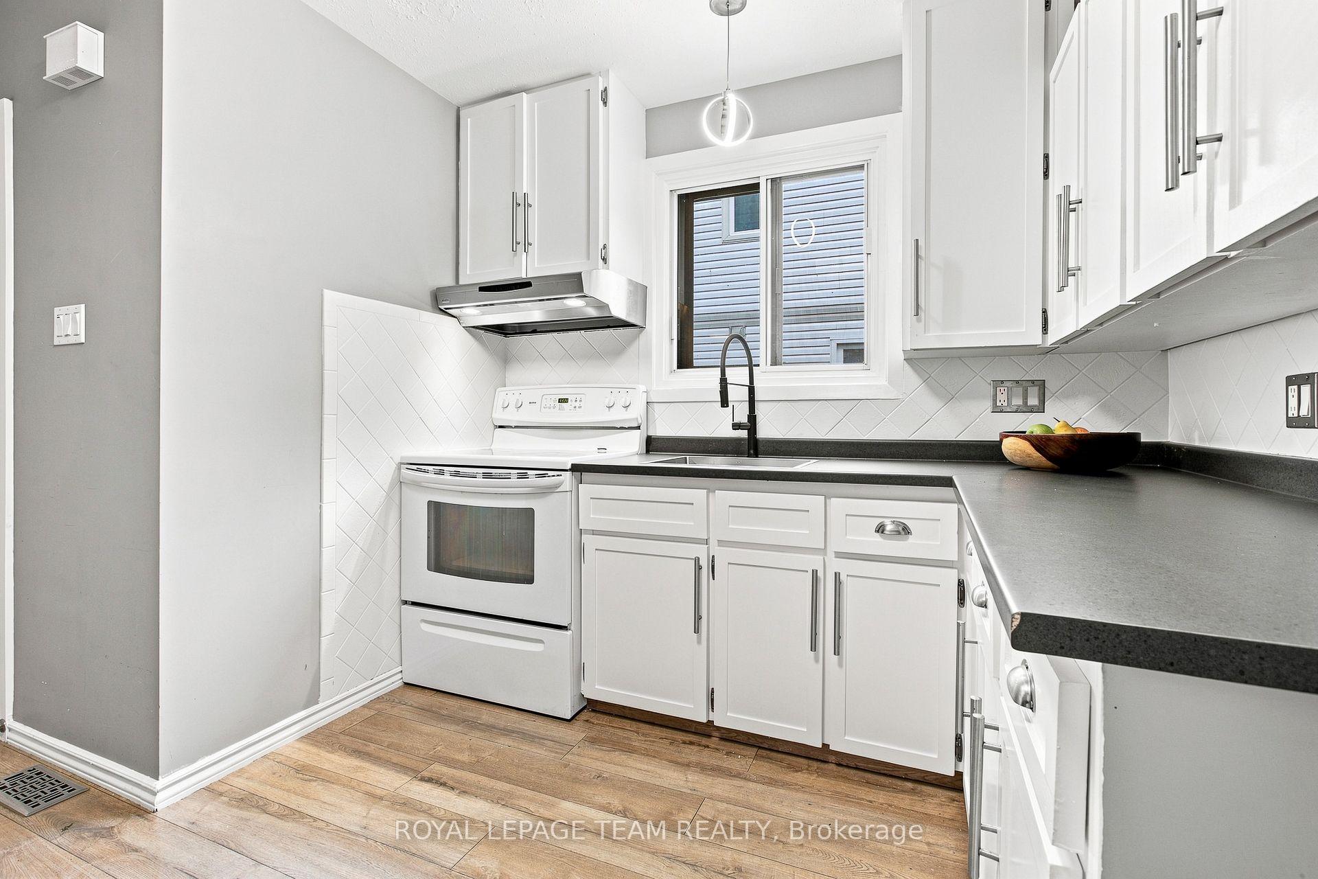 Photo 13 of 25 Grady Crescent, Ottawa, Sheahan Estates/Trend Village — HOMEH