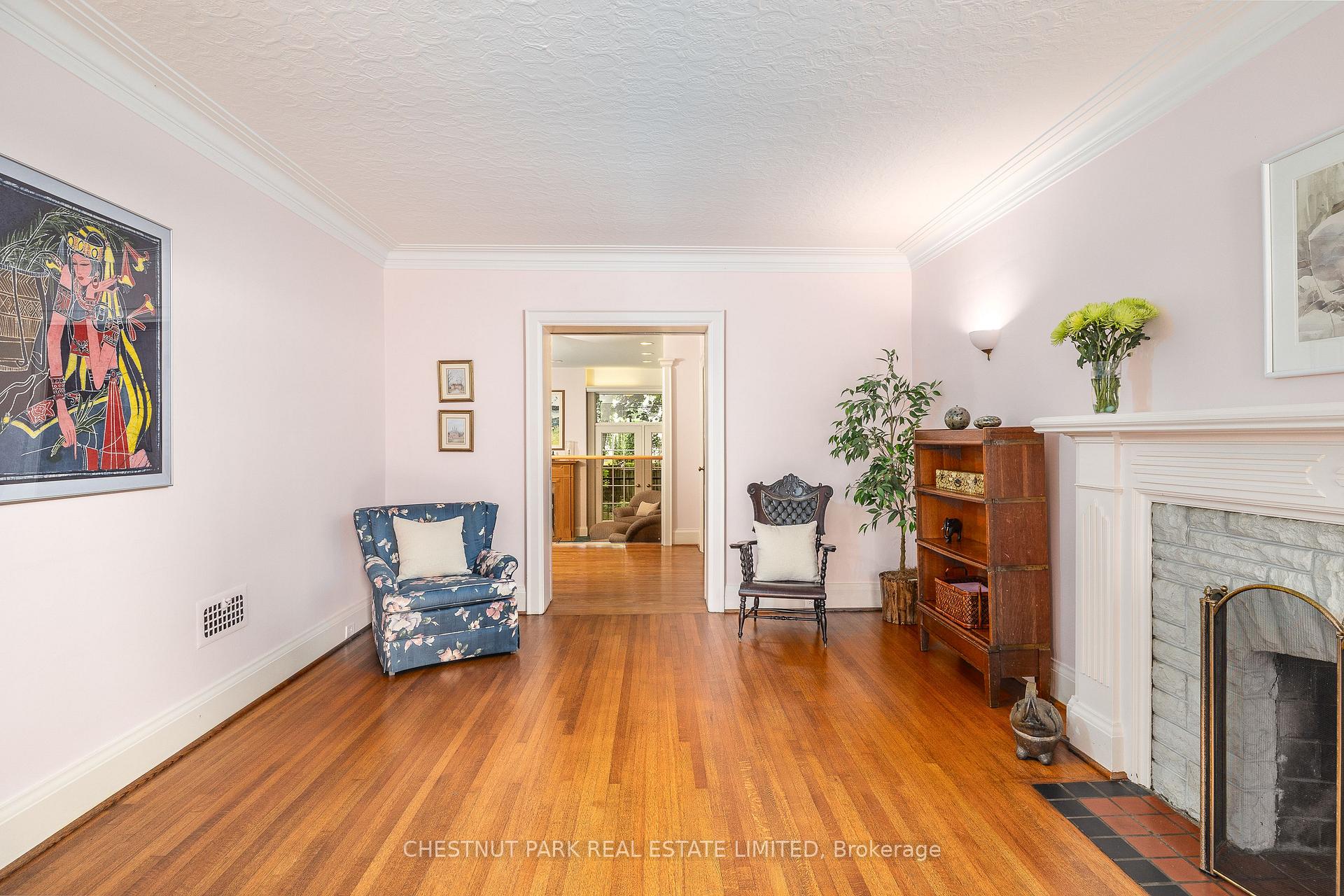 Photo 5 of 16 Lewes Crescent, North York, Bridle Path-Sunnybrook-York Mills — HOMEH