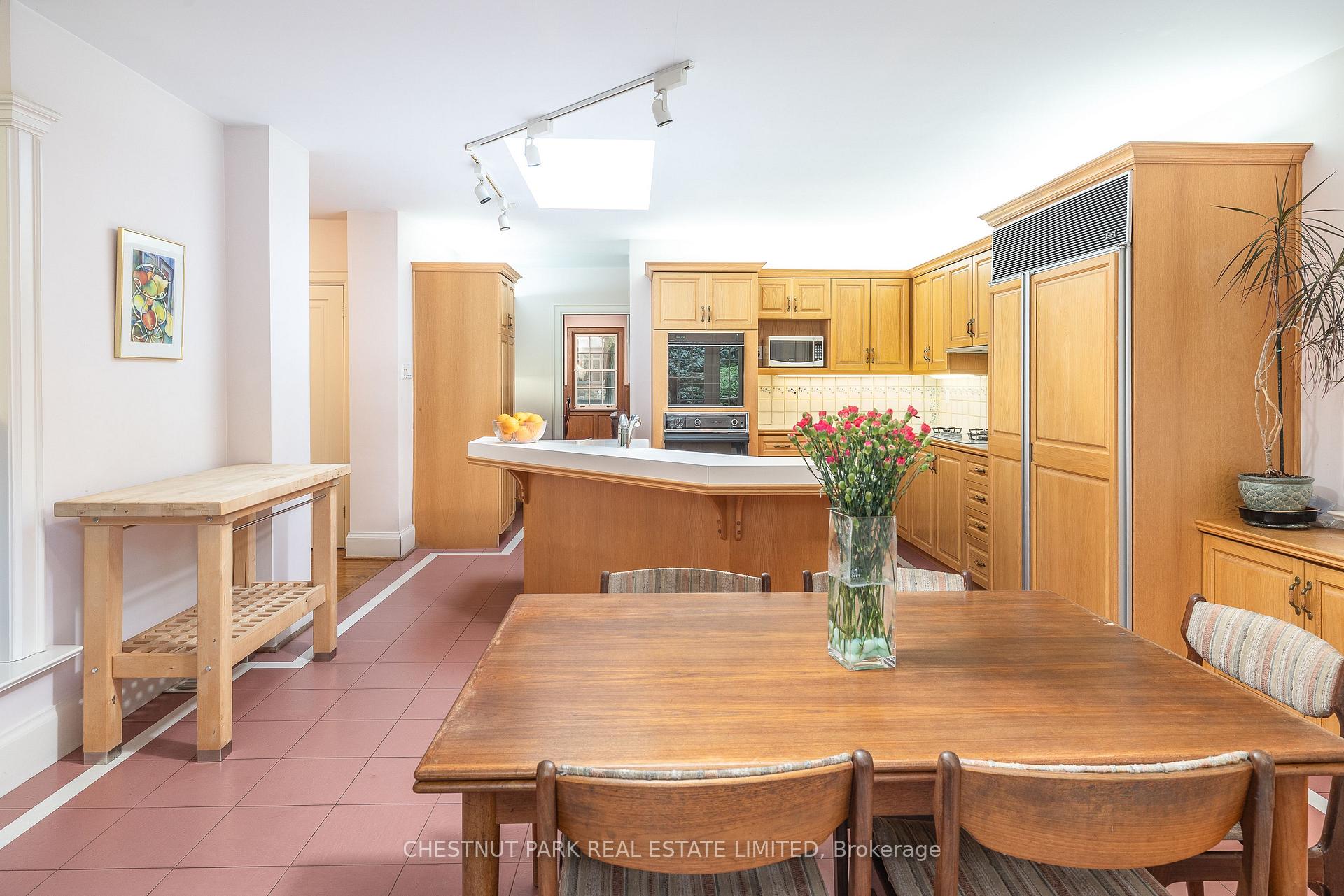 Photo 8 of 16 Lewes Crescent, North York, Bridle Path-Sunnybrook-York Mills — HOMEH
