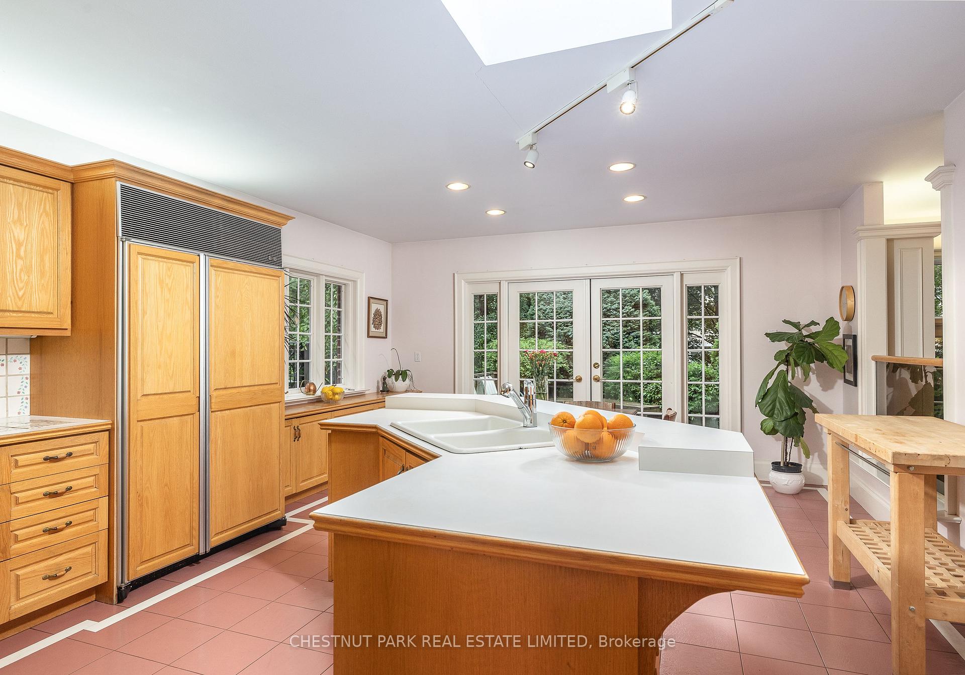 Photo 10 of 16 Lewes Crescent, North York, Bridle Path-Sunnybrook-York Mills — HOMEH