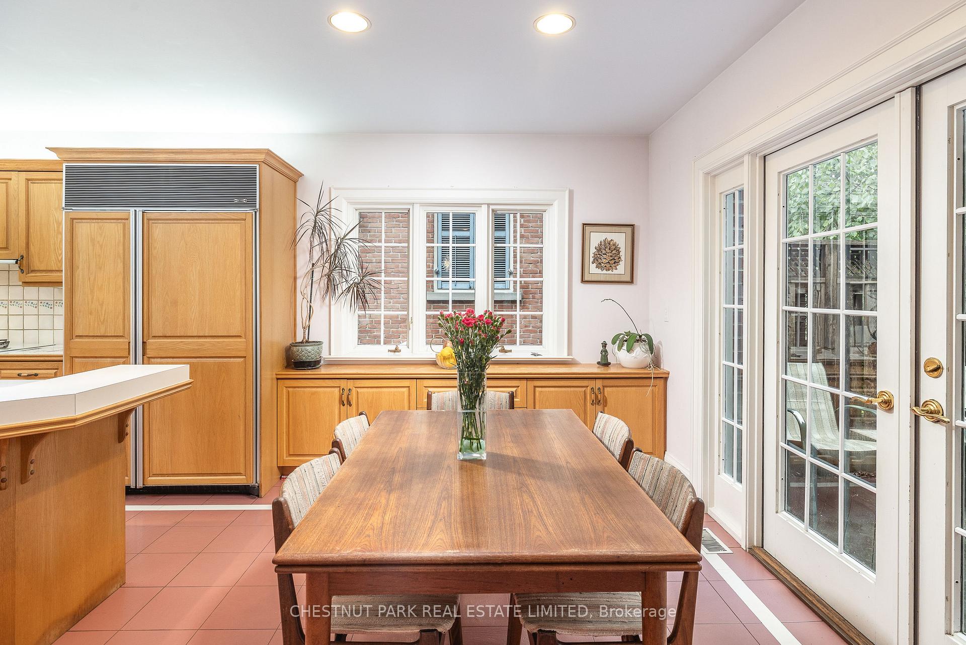 Photo 11 of 16 Lewes Crescent, North York, Bridle Path-Sunnybrook-York Mills — HOMEH