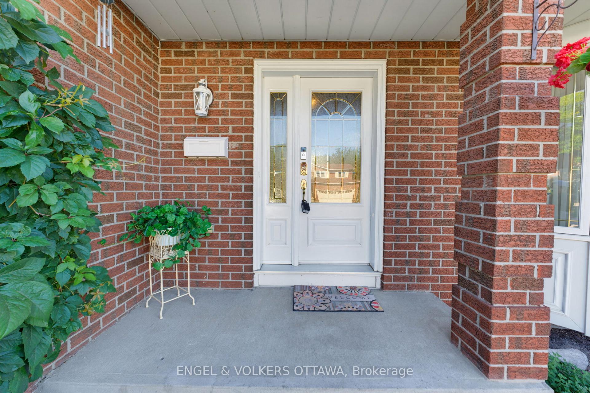 Photo 2 of 736 Hauteview Crescent, Ottawa, Fallingbrook/Ridgemount — HOMEH