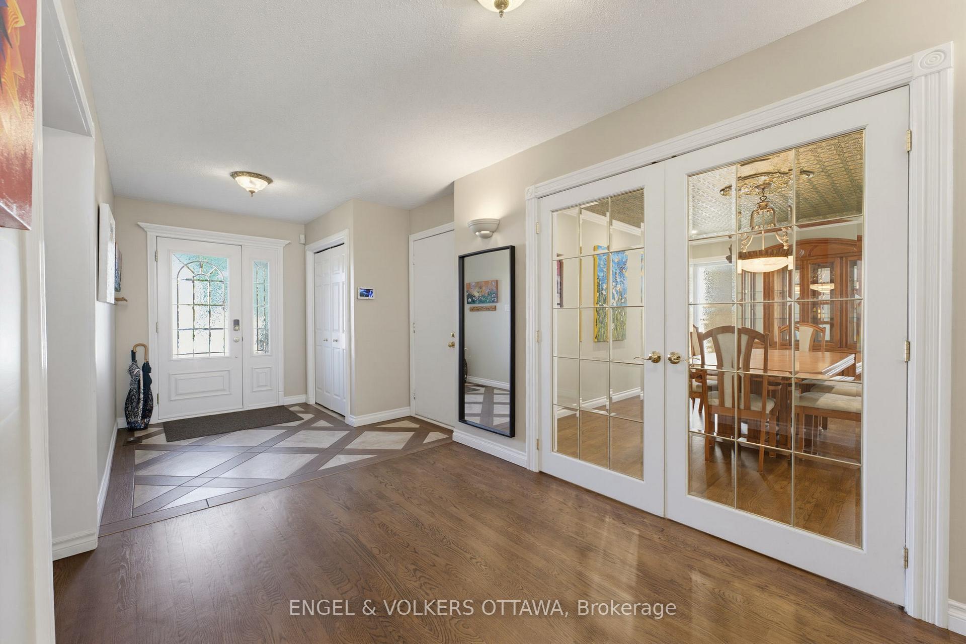 Photo 3 of 736 Hauteview Crescent, Ottawa, Fallingbrook/Ridgemount — HOMEH