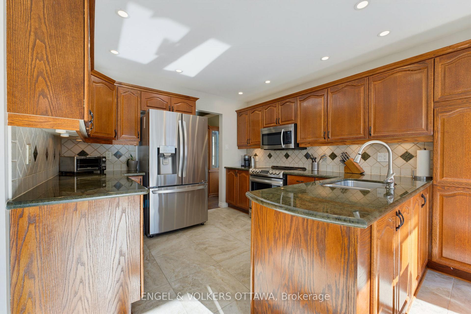 Photo 12 of 736 Hauteview Crescent, Ottawa, Fallingbrook/Ridgemount — HOMEH