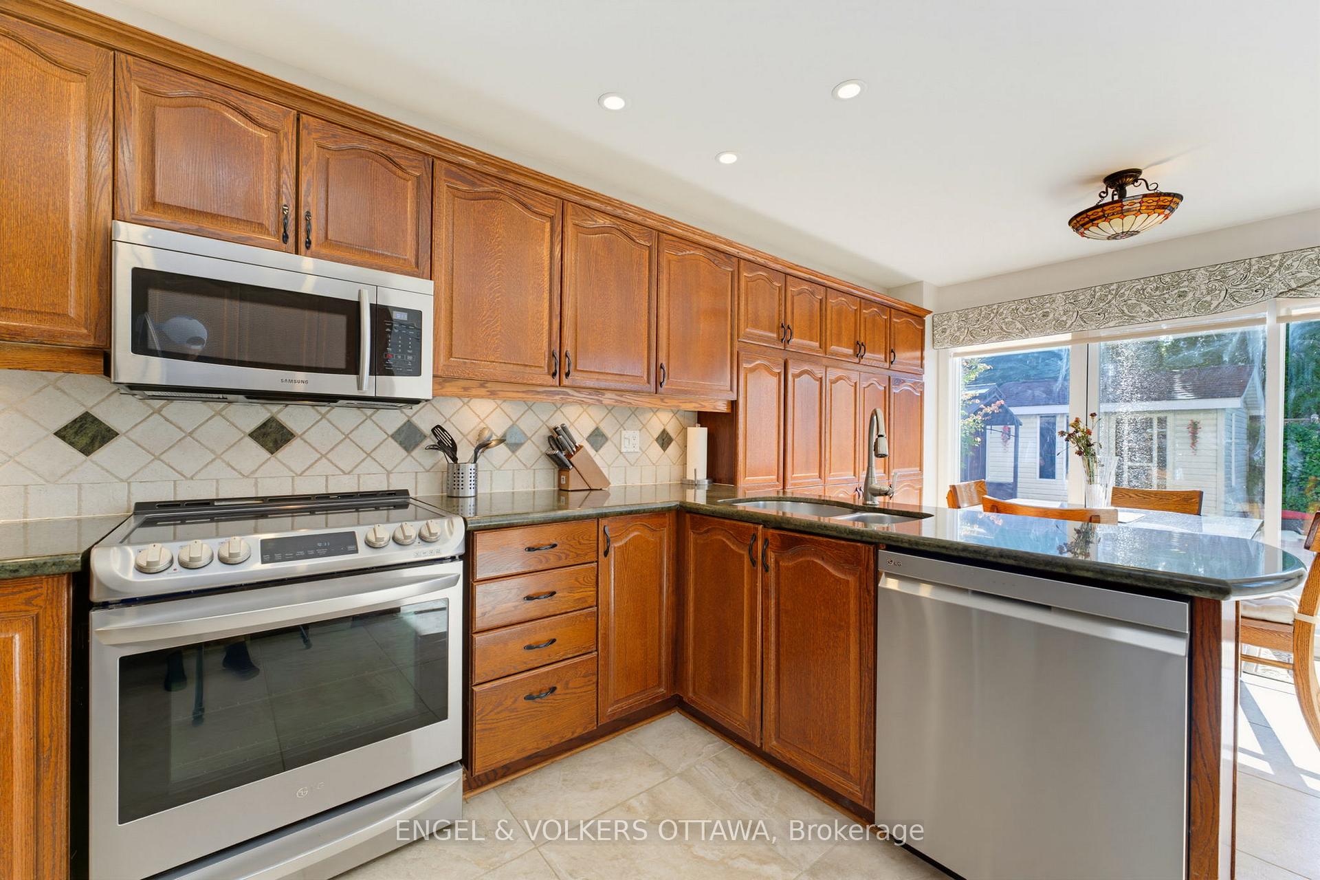 Photo 13 of 736 Hauteview Crescent, Ottawa, Fallingbrook/Ridgemount — HOMEH