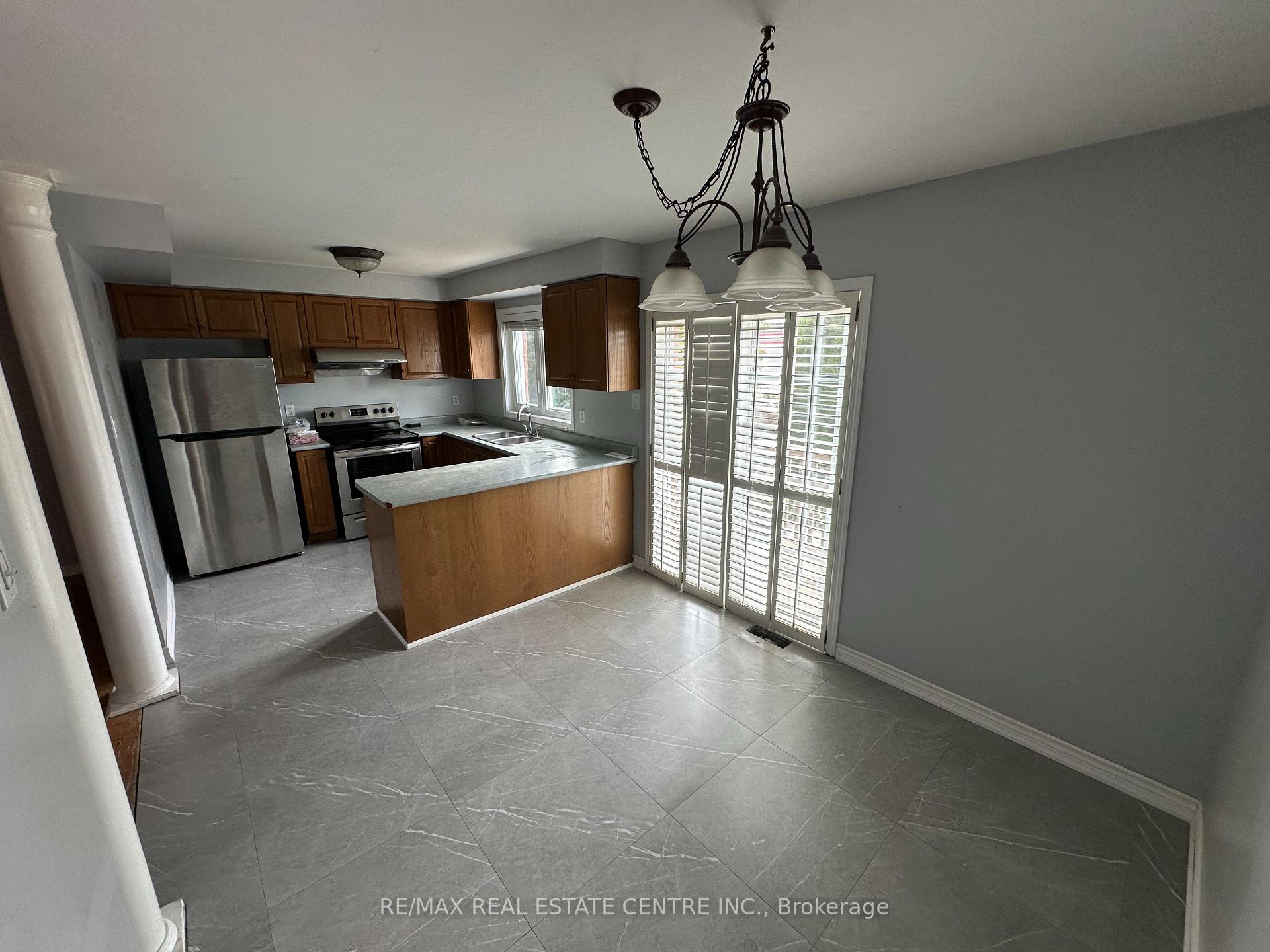 Photo 4 of 104 Native Landing Crescent, Brampton, Fletcher's Creek Village — HOMEH