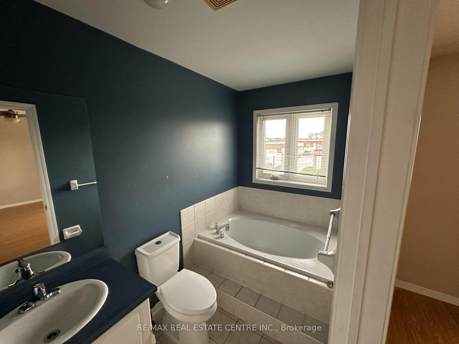 Photo 10 of 104 Native Landing Crescent, Brampton, Fletcher's Creek Village — HOMEH