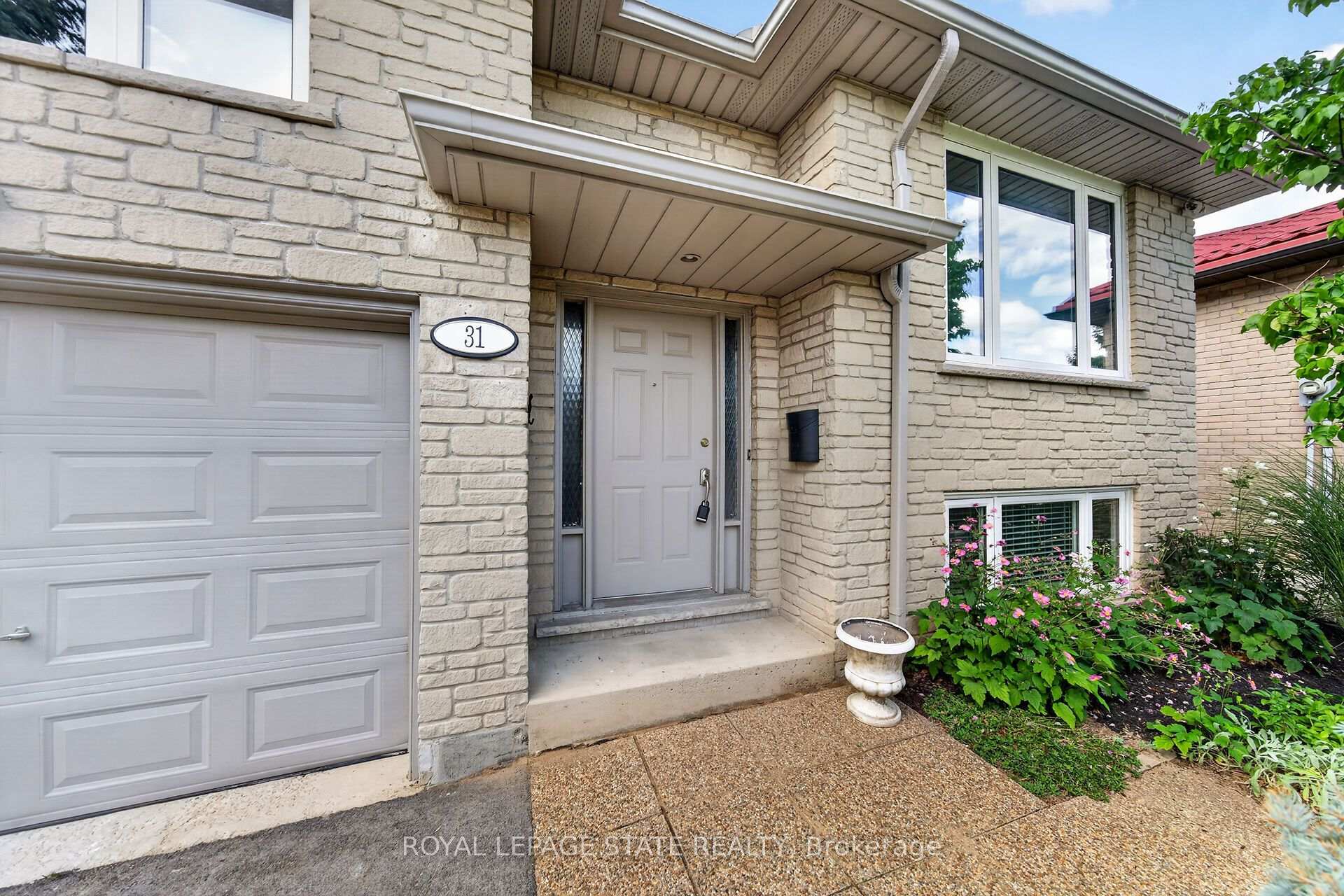 Photo 3 of 31 Gilcrest Street, Hamilton, Gurnett — HOMEH