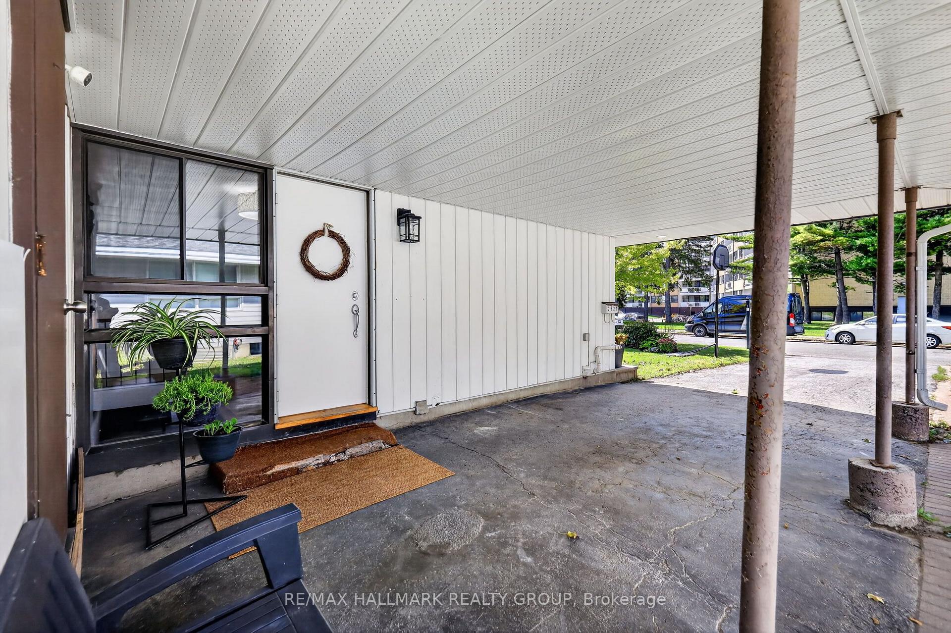 Photo 3 of 2627 Norberry Crescent, Ottawa, Mooneys Bay/Riverside Park — HOMEH