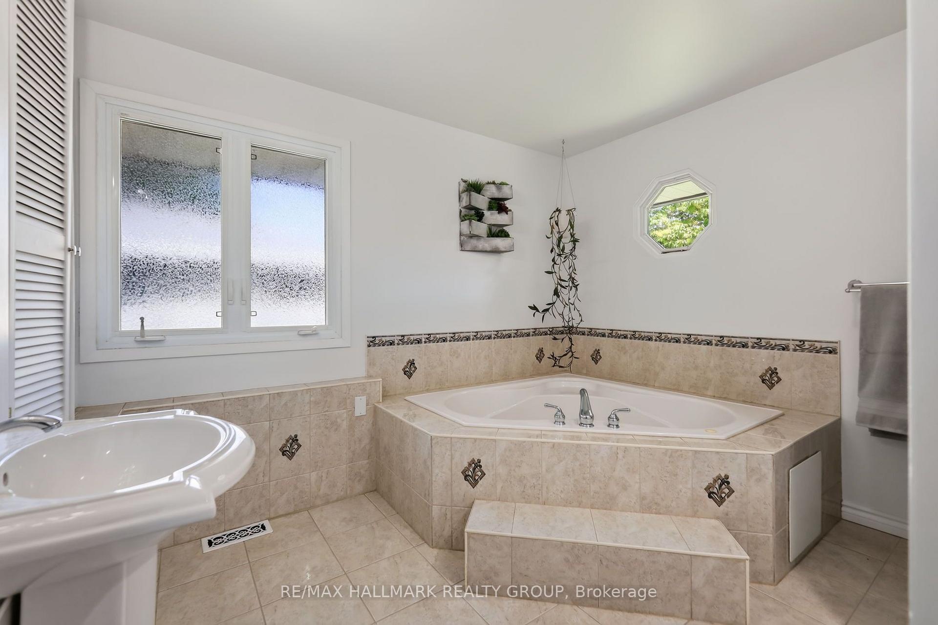 Photo 20 of 2627 Norberry Crescent, Ottawa, Mooneys Bay/Riverside Park — HOMEH