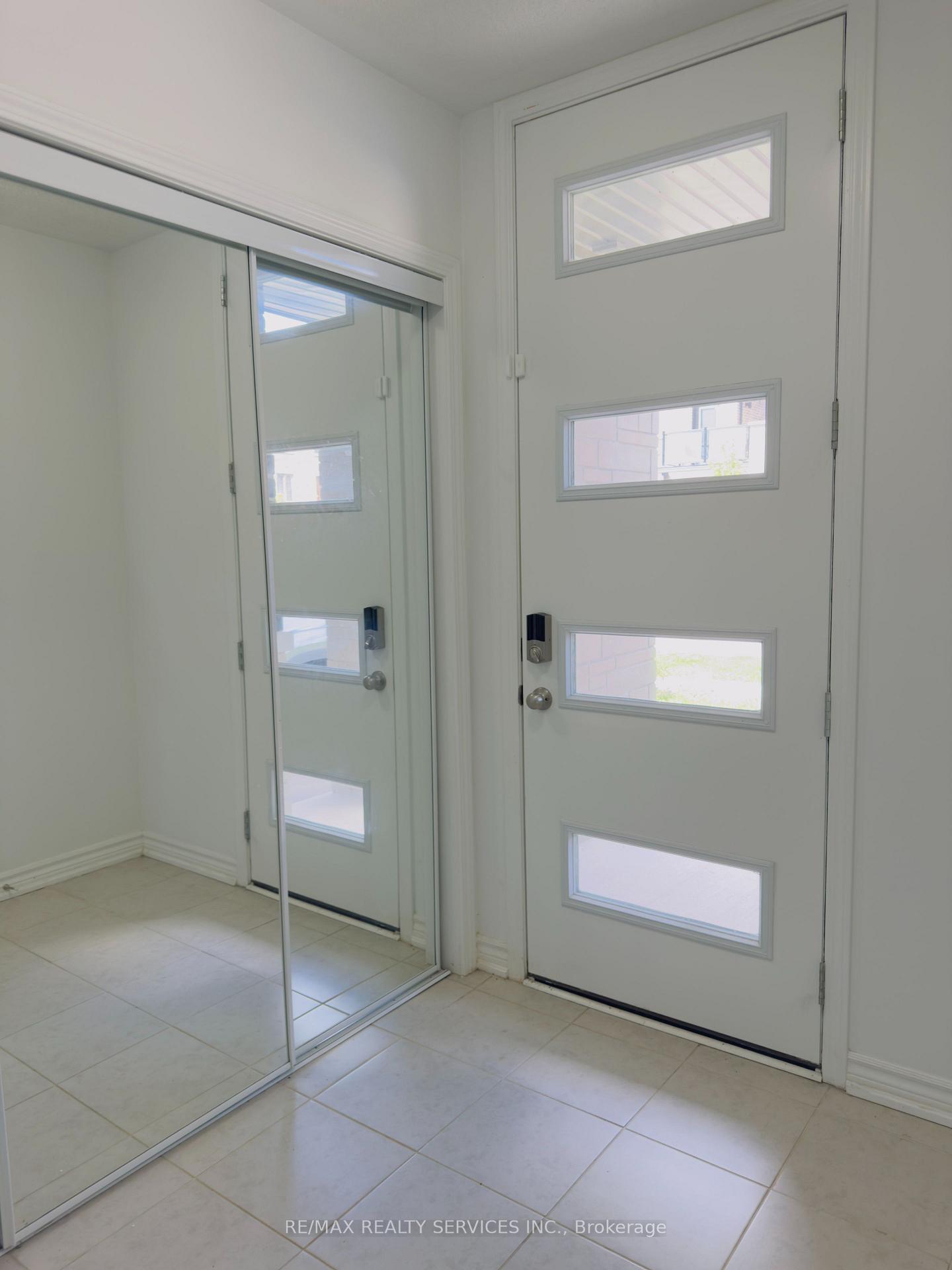 Photo 2 of 182 Keppel Circle, Brampton, Northwest Brampton — HOMEH
