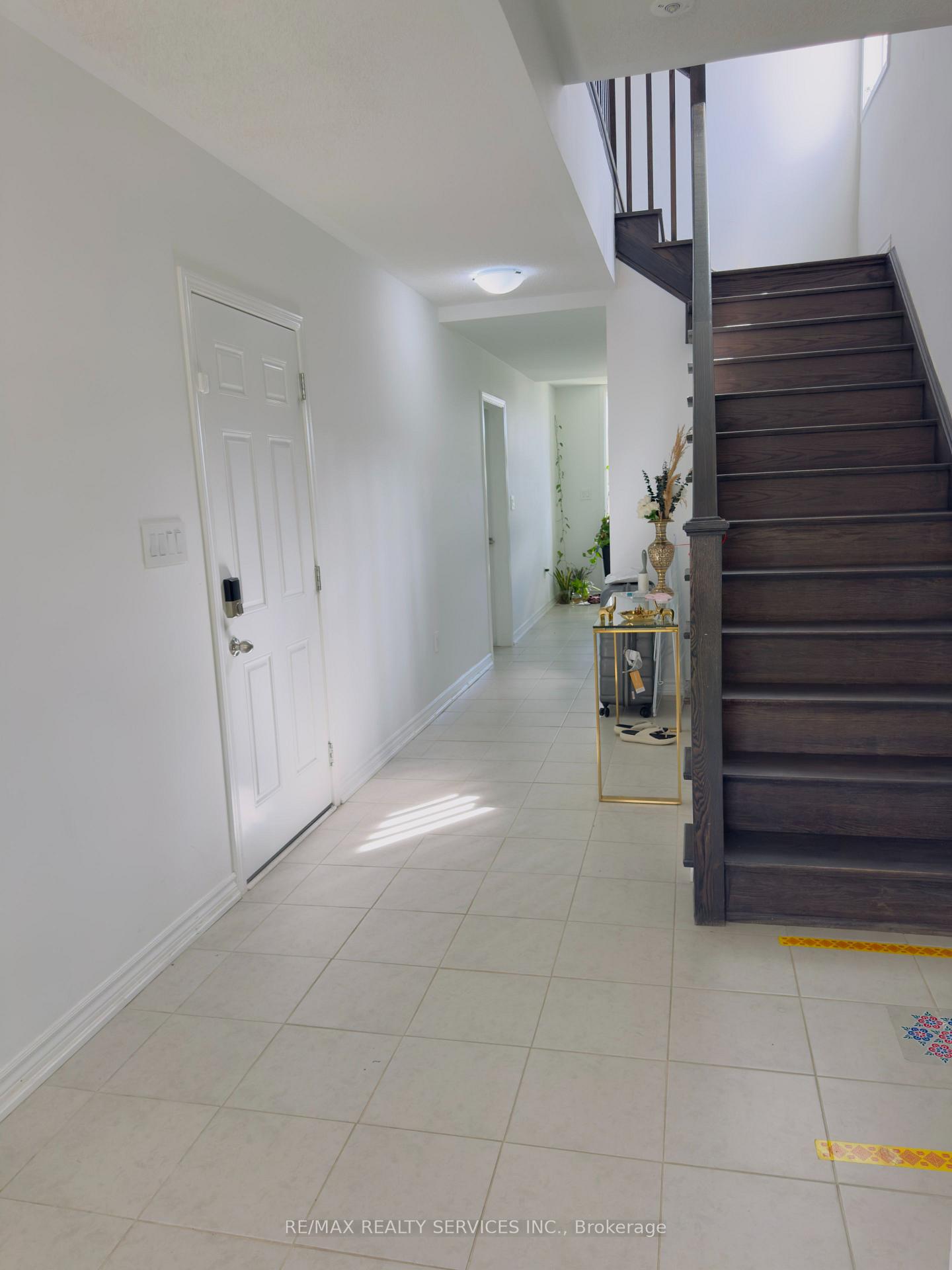 Photo 3 of 182 Keppel Circle, Brampton, Northwest Brampton — HOMEH