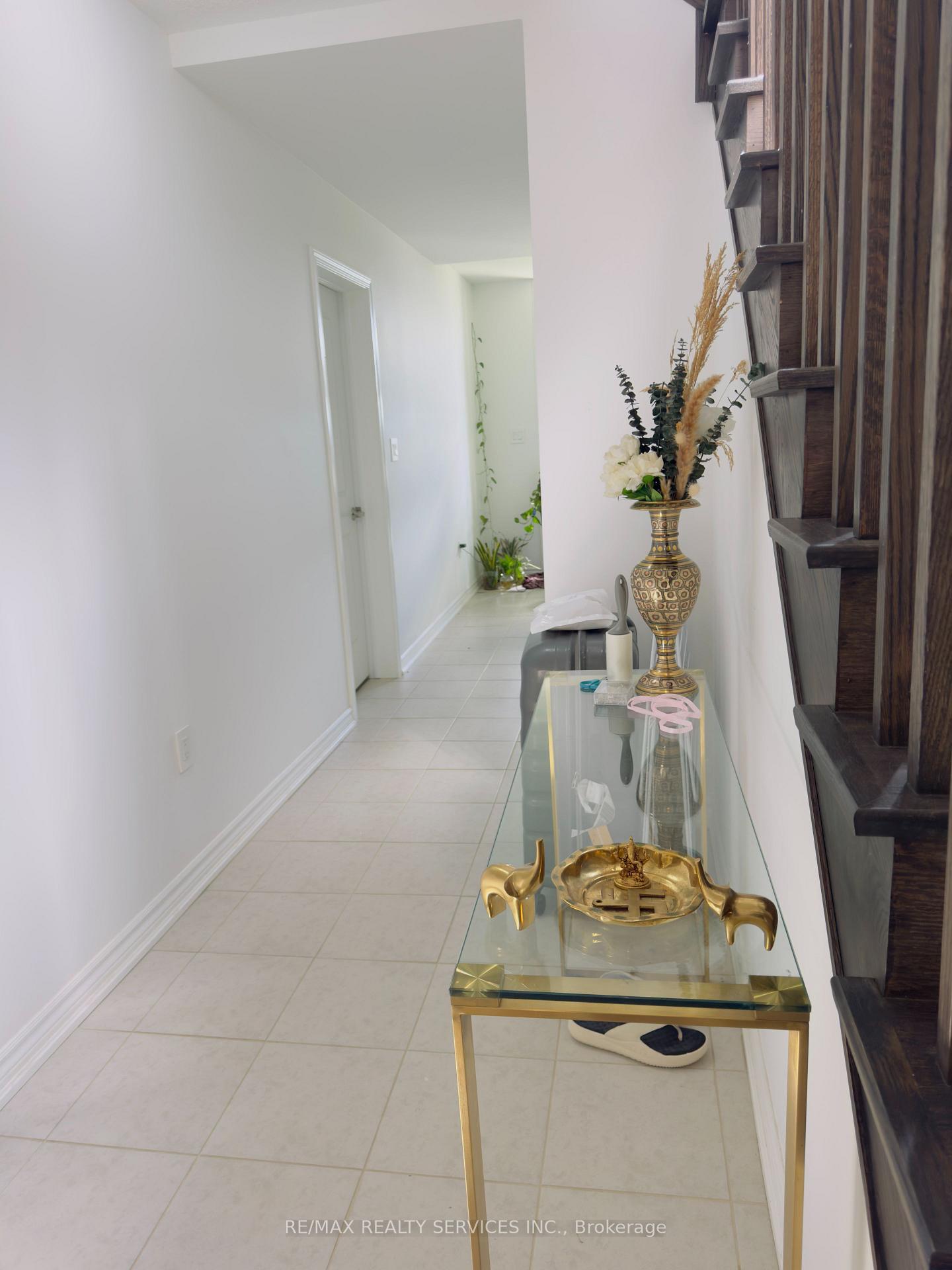Photo 4 of 182 Keppel Circle, Brampton, Northwest Brampton — HOMEH