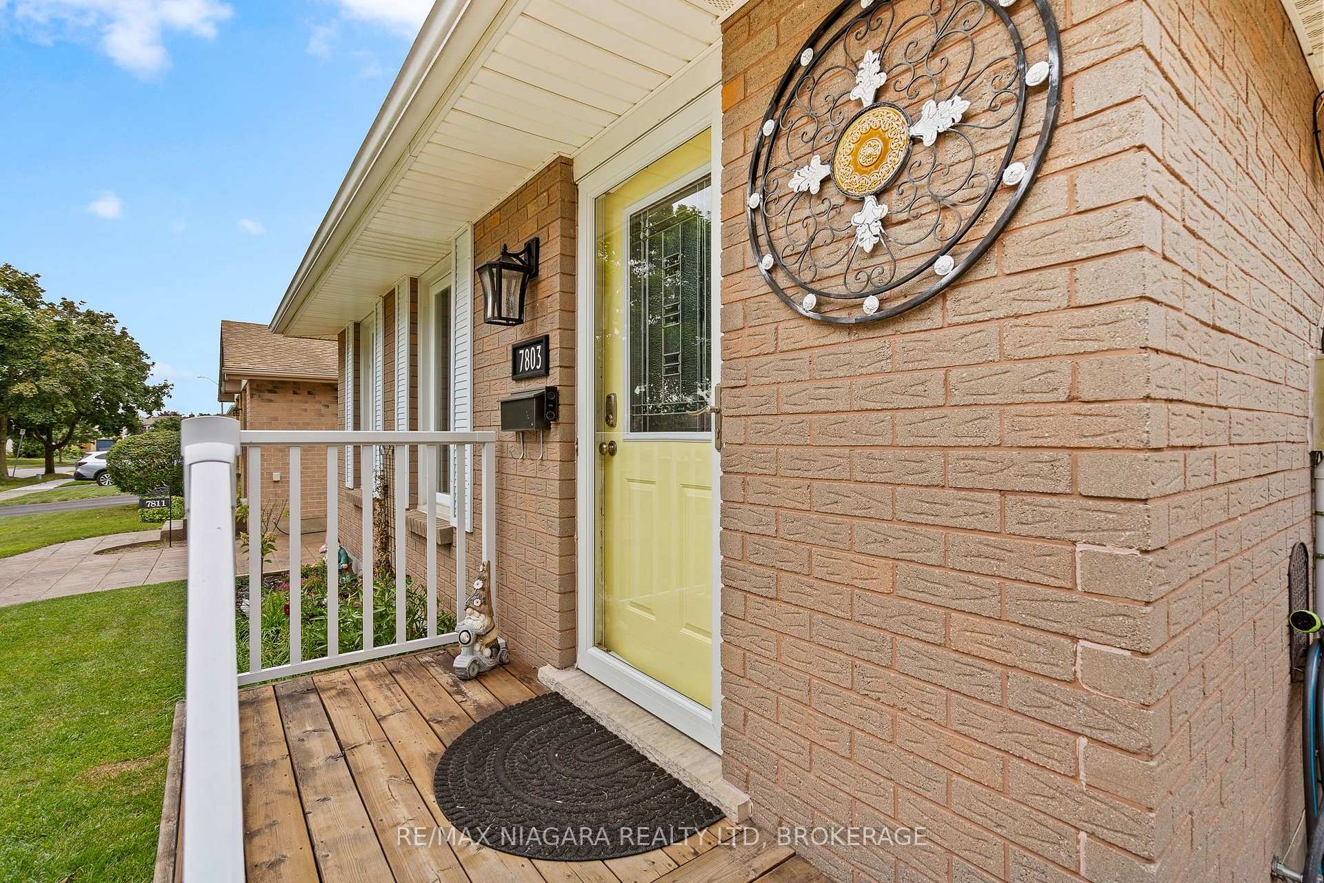 Photo 4 of 7803 Salisbury Place, Niagara Falls, West Wood — HOMEH