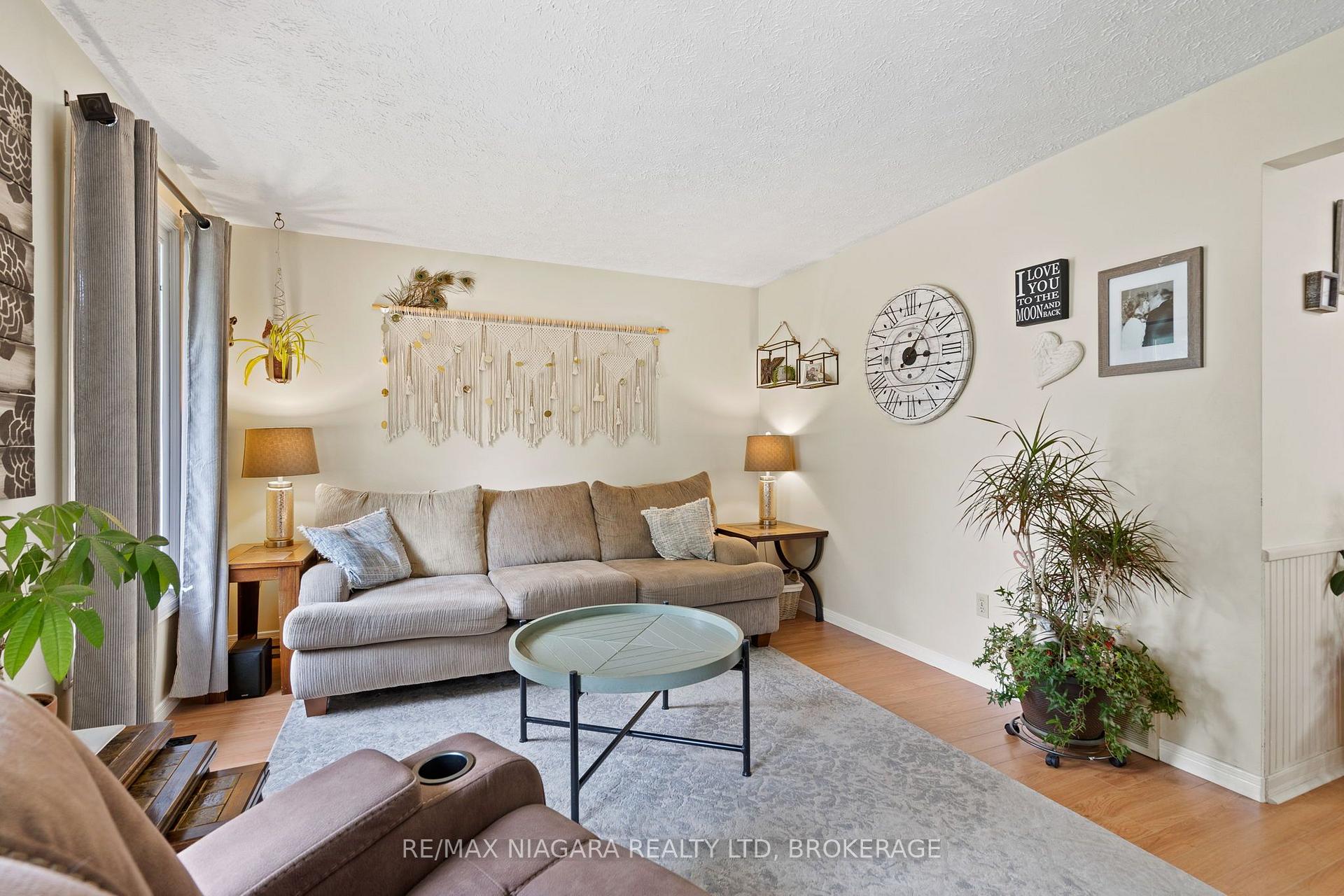 Photo 6 of 7803 Salisbury Place, Niagara Falls, West Wood — HOMEH