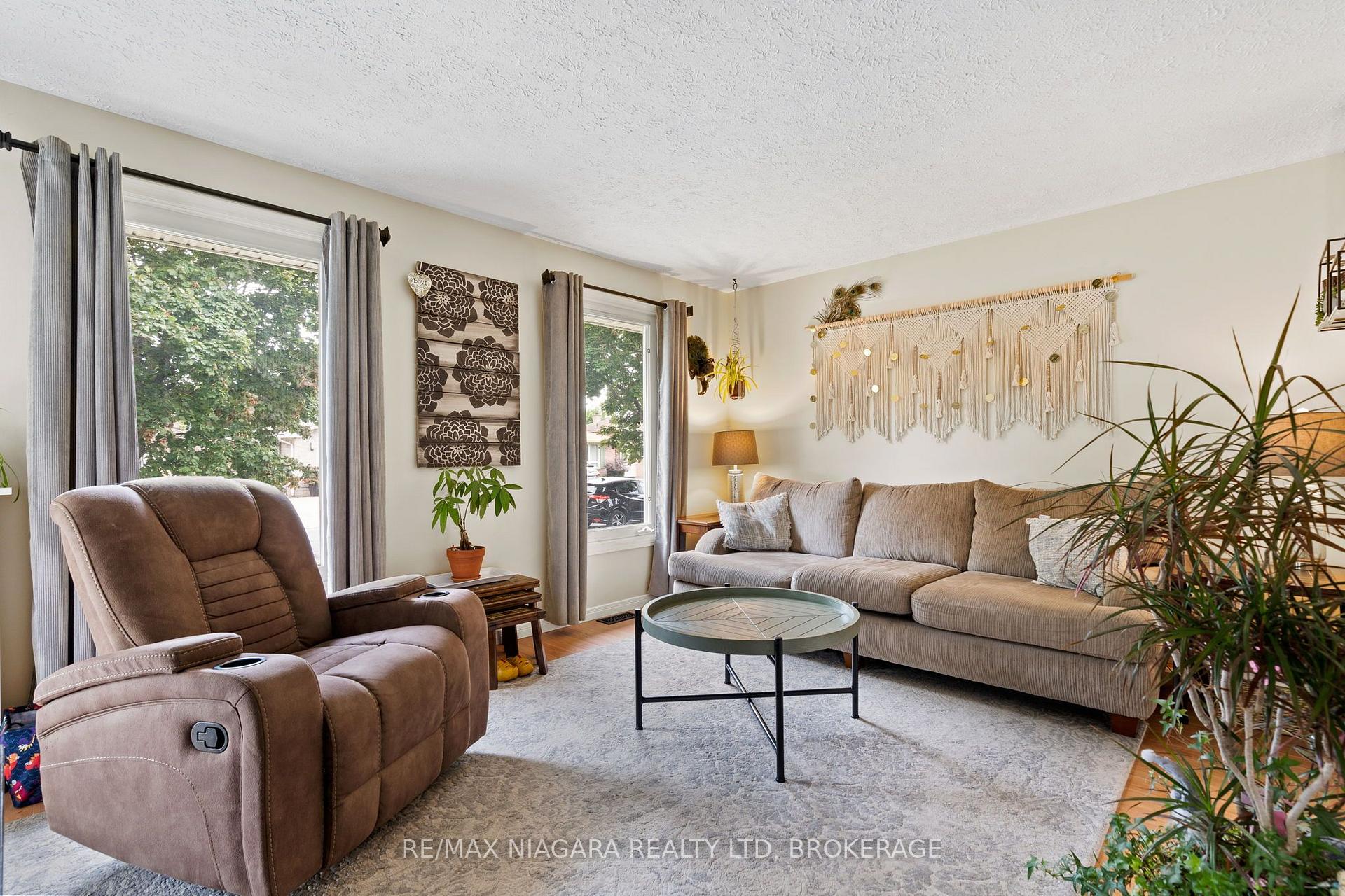 Photo 7 of 7803 Salisbury Place, Niagara Falls, West Wood — HOMEH