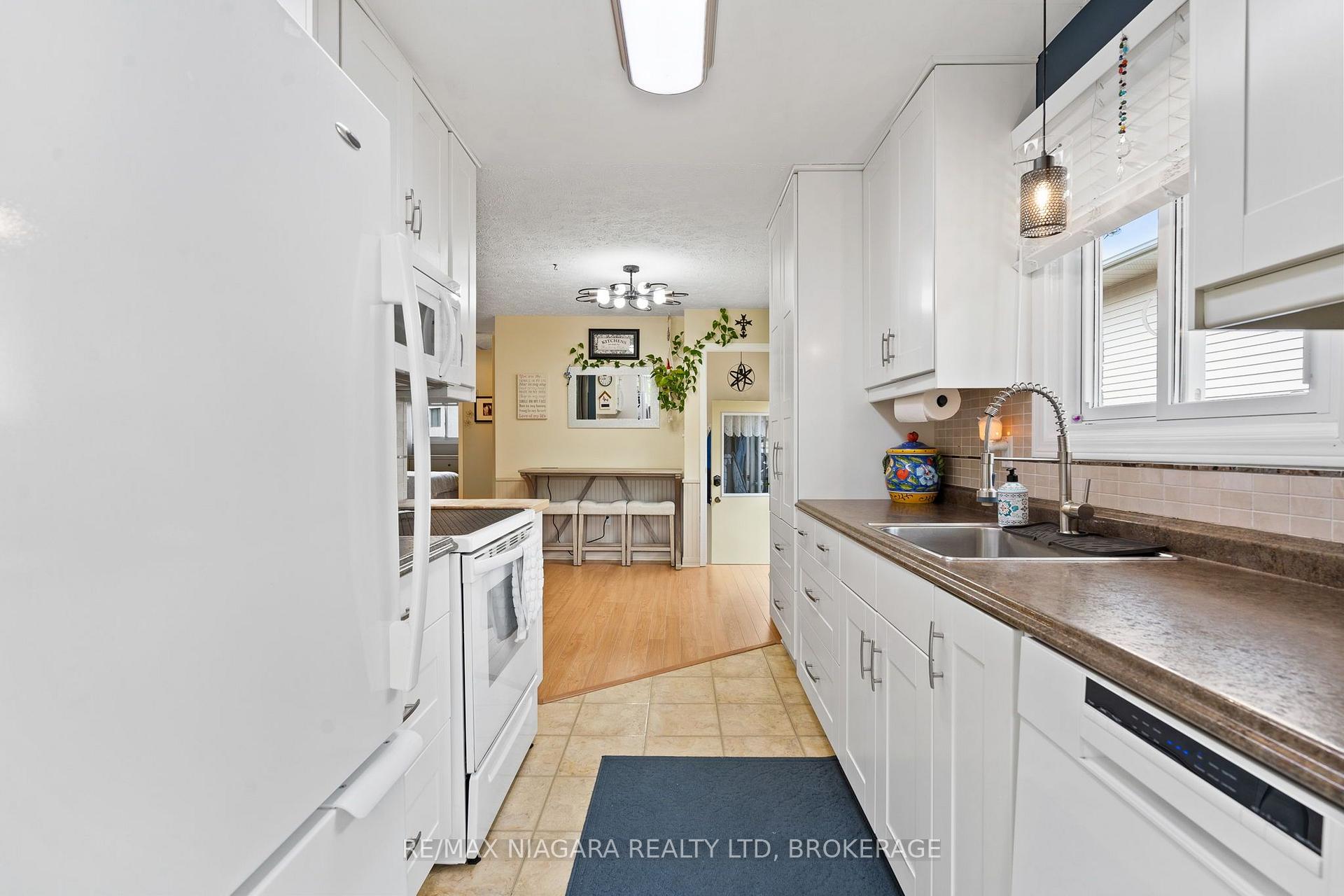 Photo 8 of 7803 Salisbury Place, Niagara Falls, West Wood — HOMEH