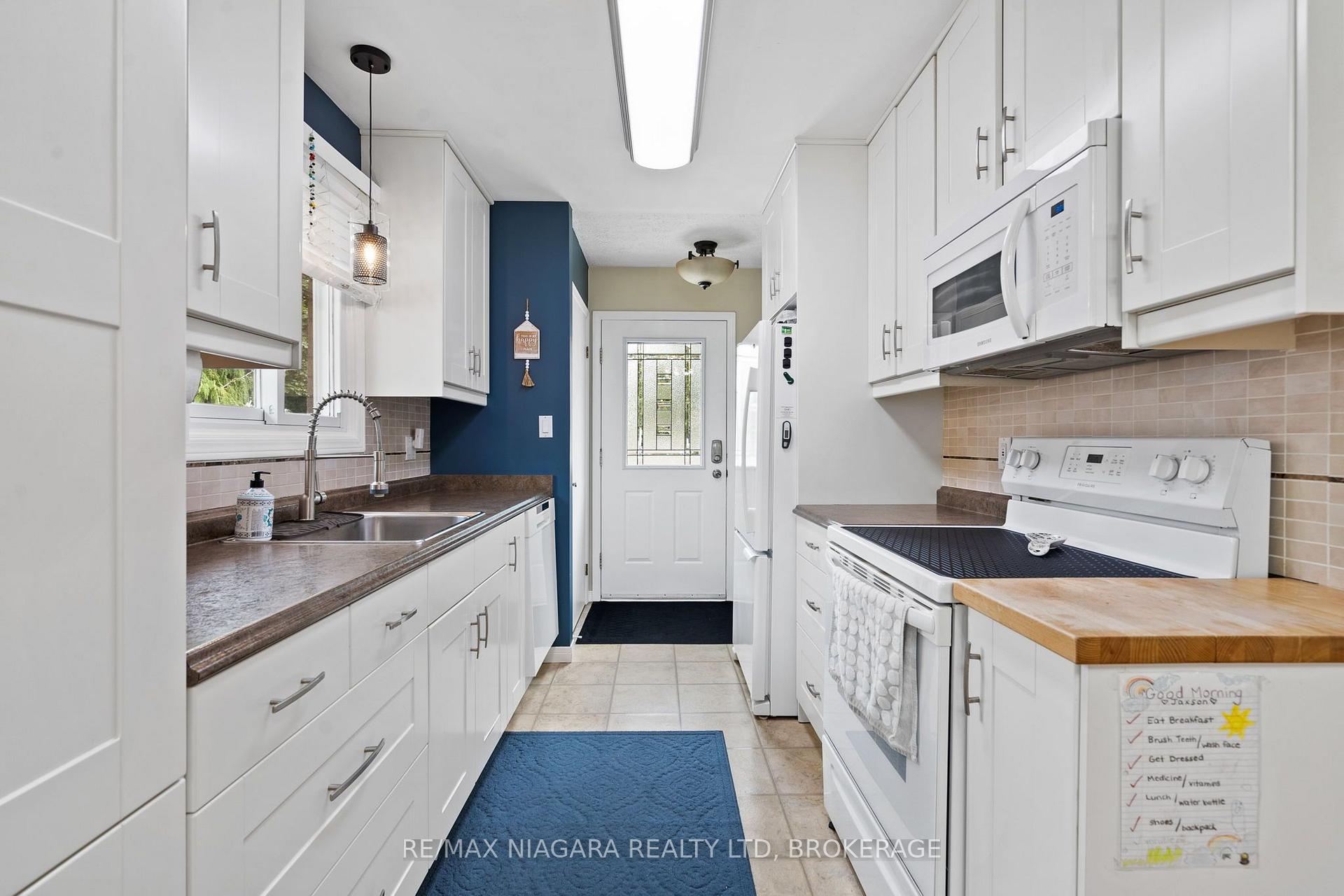 Photo 9 of 7803 Salisbury Place, Niagara Falls, West Wood — HOMEH