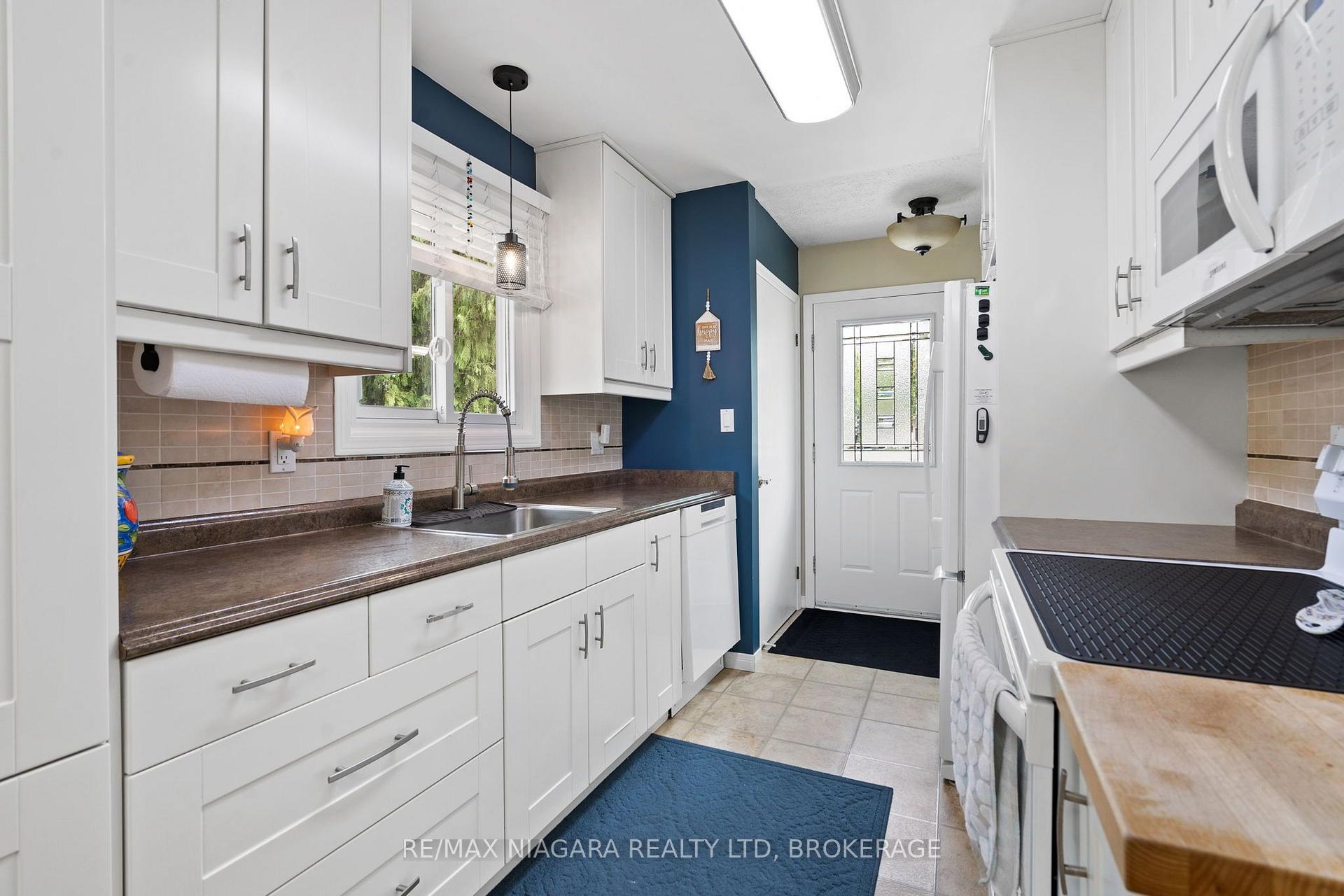 Photo 10 of 7803 Salisbury Place, Niagara Falls, West Wood — HOMEH