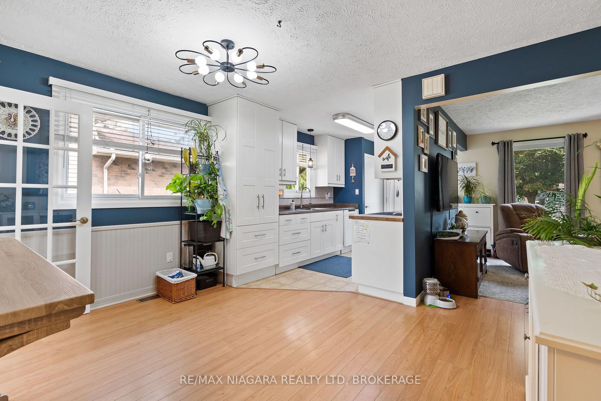 Photo 12 of 7803 Salisbury Place, Niagara Falls, West Wood — HOMEH
