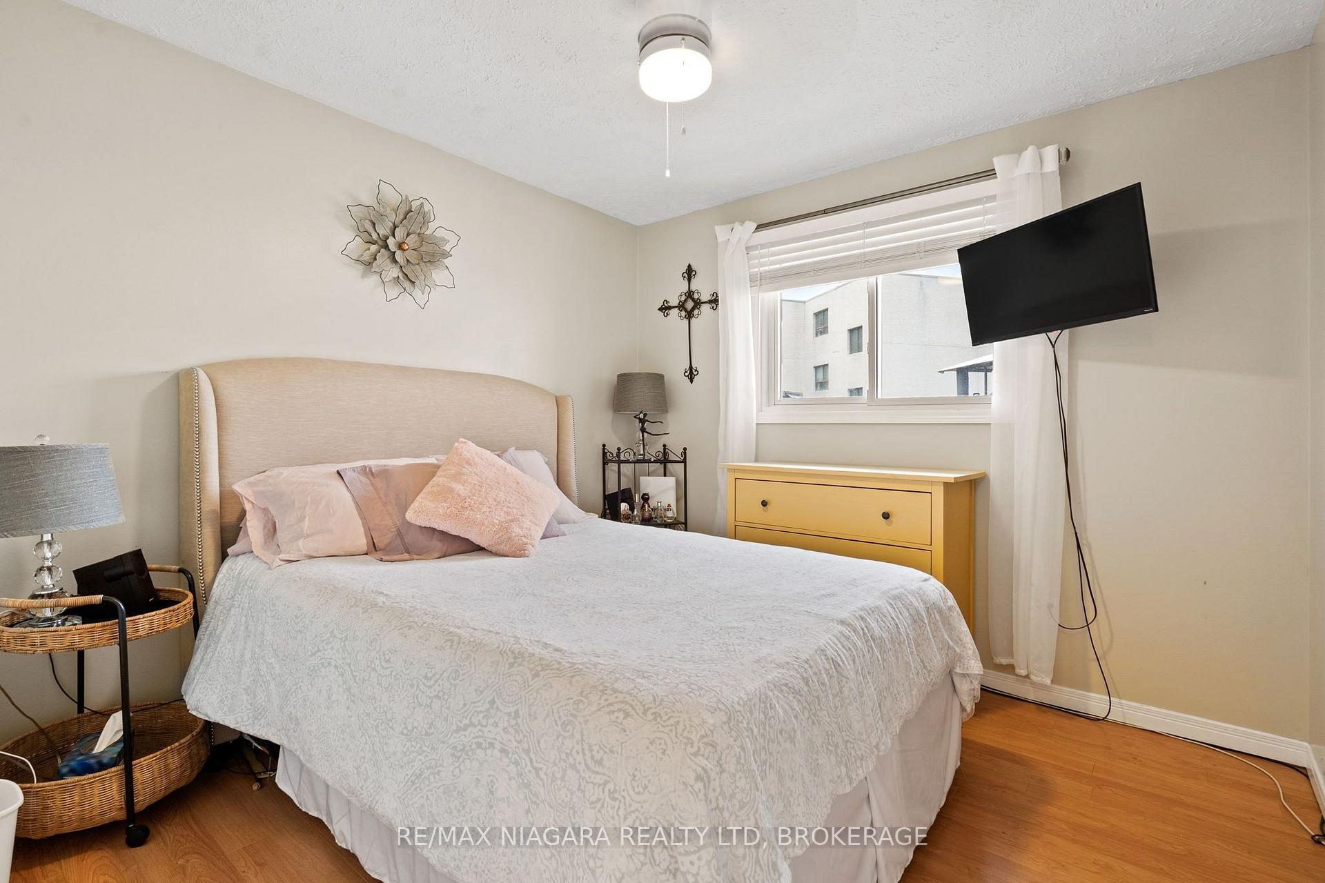 Photo 13 of 7803 Salisbury Place, Niagara Falls, West Wood — HOMEH
