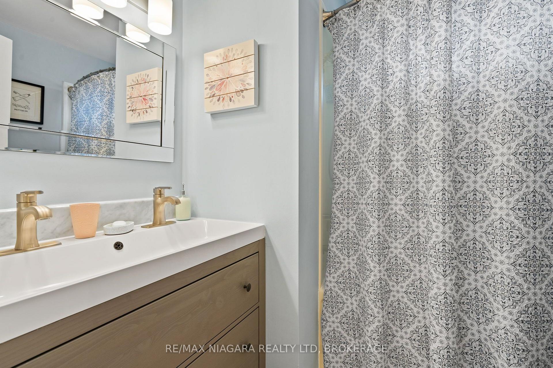 Photo 14 of 7803 Salisbury Place, Niagara Falls, West Wood — HOMEH