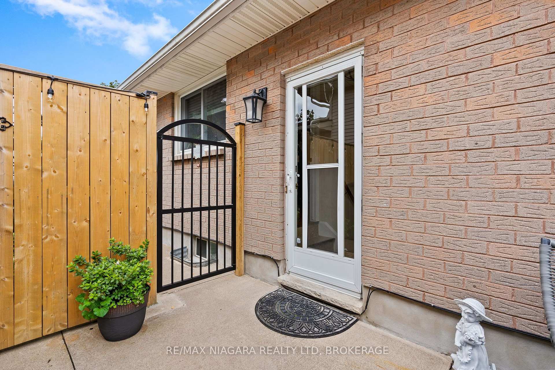 Photo 34 of 7803 Salisbury Place, Niagara Falls, West Wood — HOMEH
