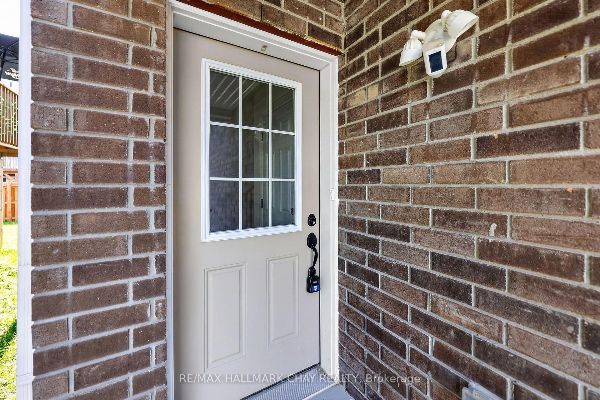 Photo 2 of 11 Pumpkin Corner Crescent, Barrie, Rural Barrie Southeast — HOMEH