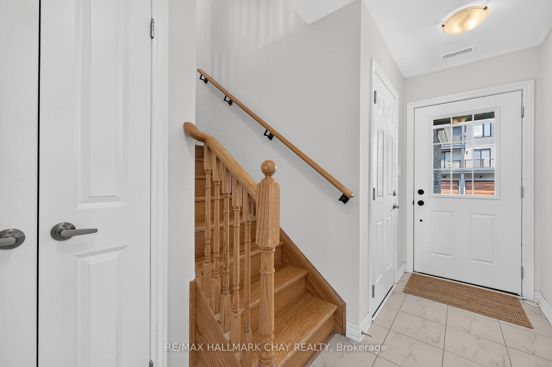 Photo 3 of 11 Pumpkin Corner Crescent, Barrie, Rural Barrie Southeast — HOMEH