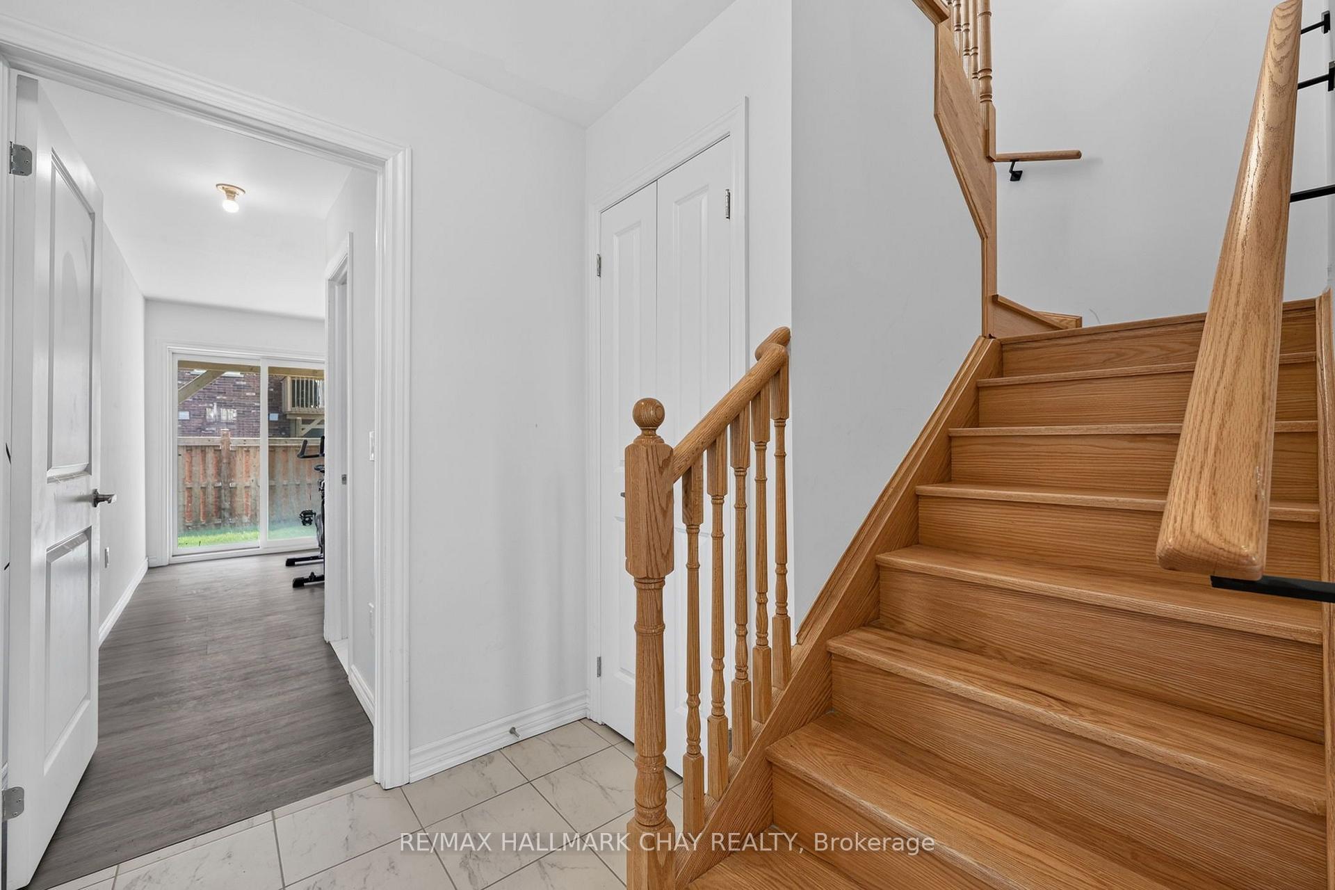 Photo 4 of 11 Pumpkin Corner Crescent, Barrie, Rural Barrie Southeast — HOMEH