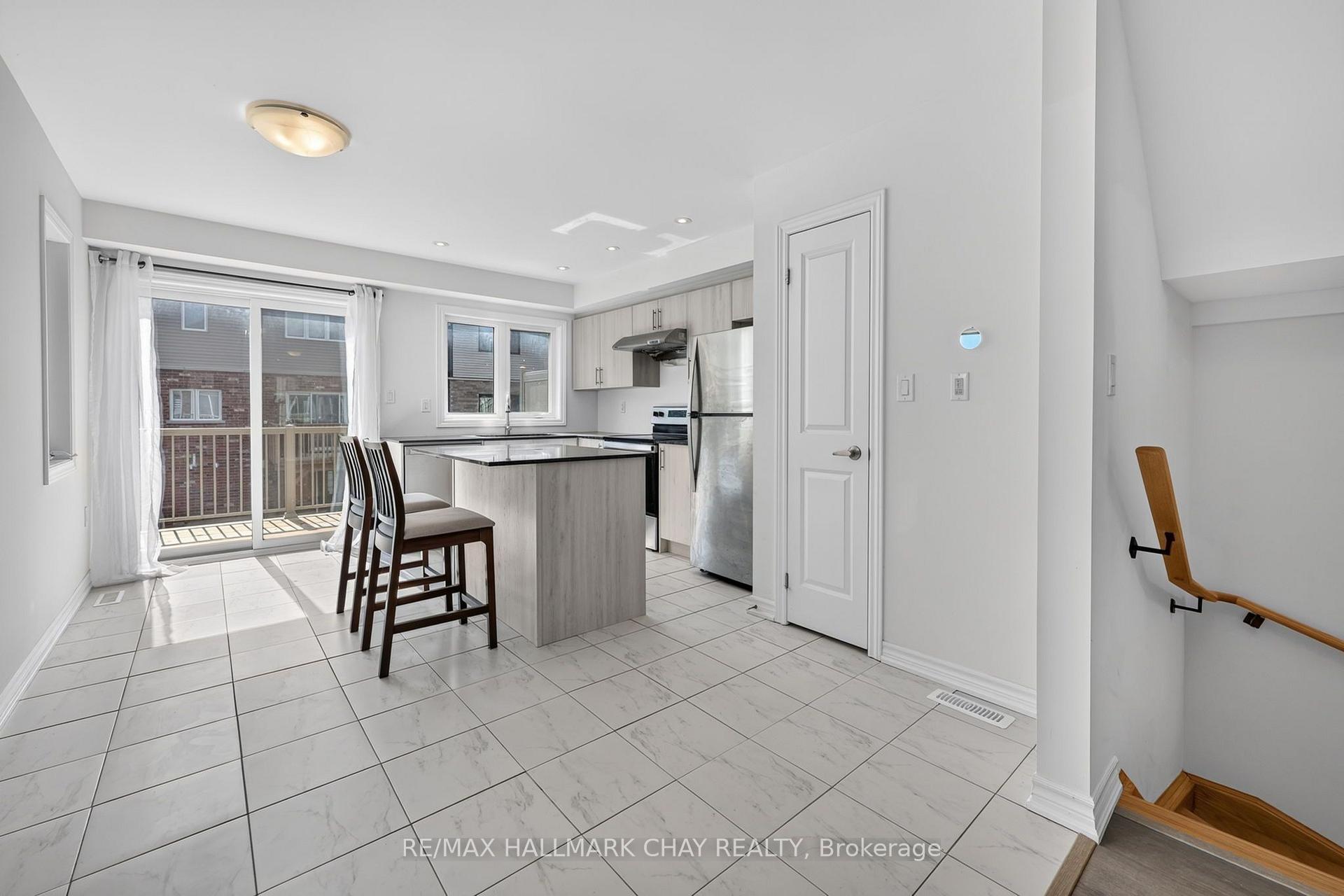 Photo 5 of 11 Pumpkin Corner Crescent, Barrie, Rural Barrie Southeast — HOMEH